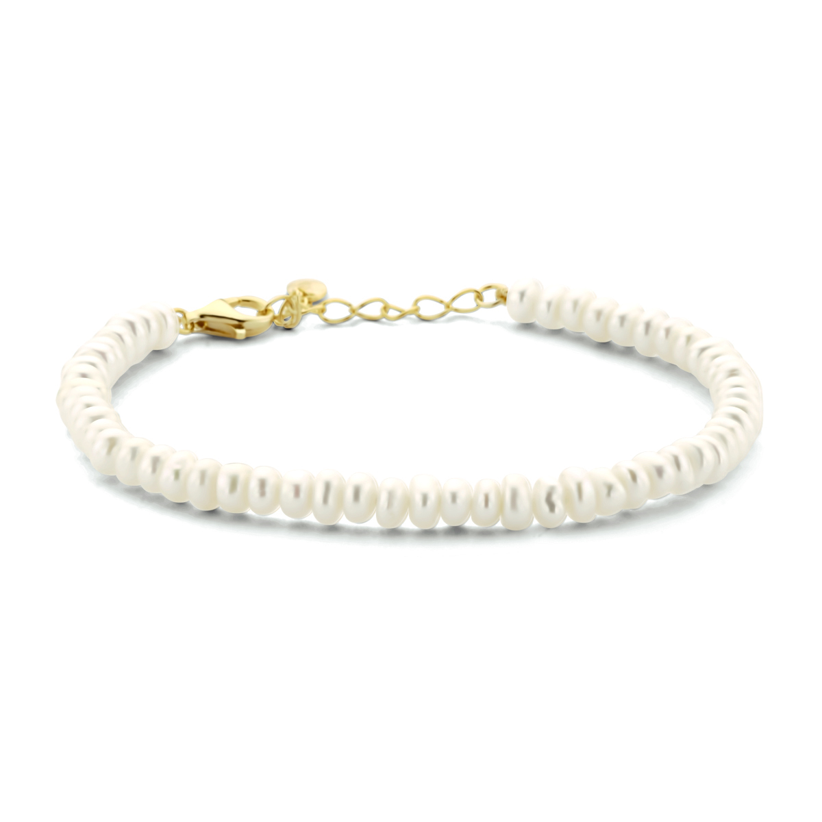 Geelgoud op 925 zilveren armband uitgevoerd met zoetwaterparels. De armband heeft een draaglengte van 16cm met een extensie van 3cm en een stevige karabijn sluiting. De armband heeft een breedte van 4mm.
