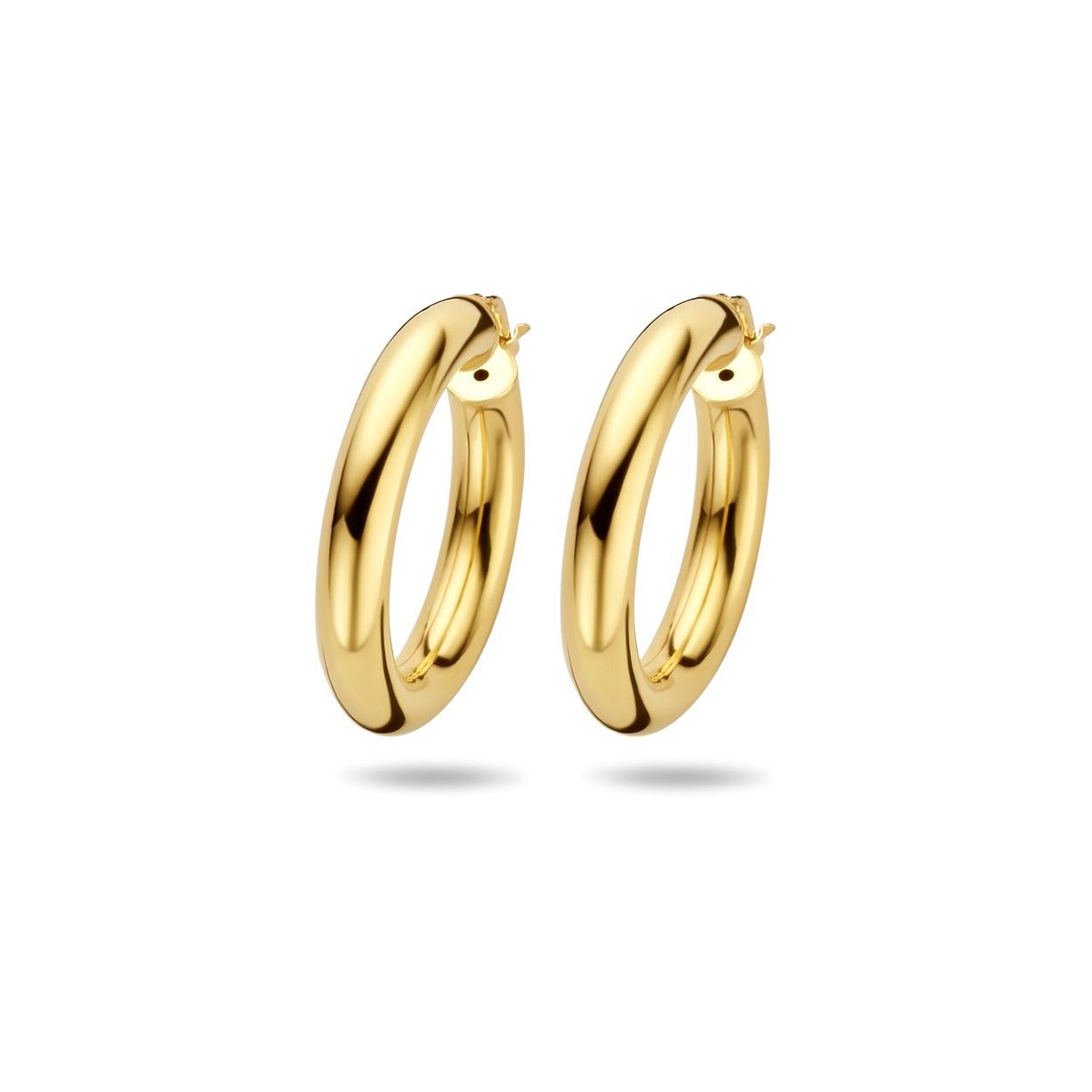 Geelgoud op 925 zilveren oorringen. De oorringen hebben een dikte van 5mm en een diameter van 30mm.
