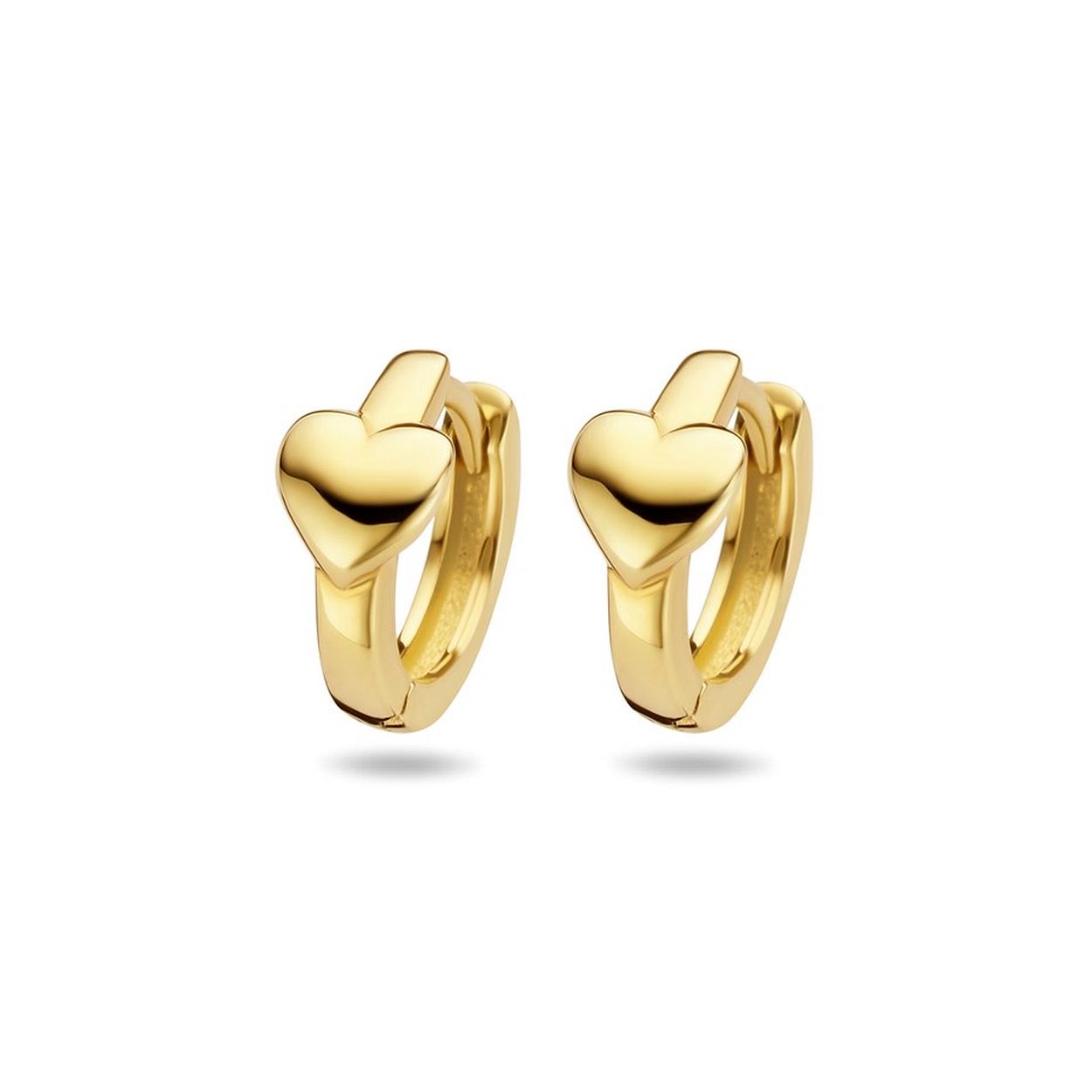 Geelgoud op 925 zilveren klapoorringen uitgevoerd met een hartje. De oorringen hebben een afmeting van 11.5x6mm.