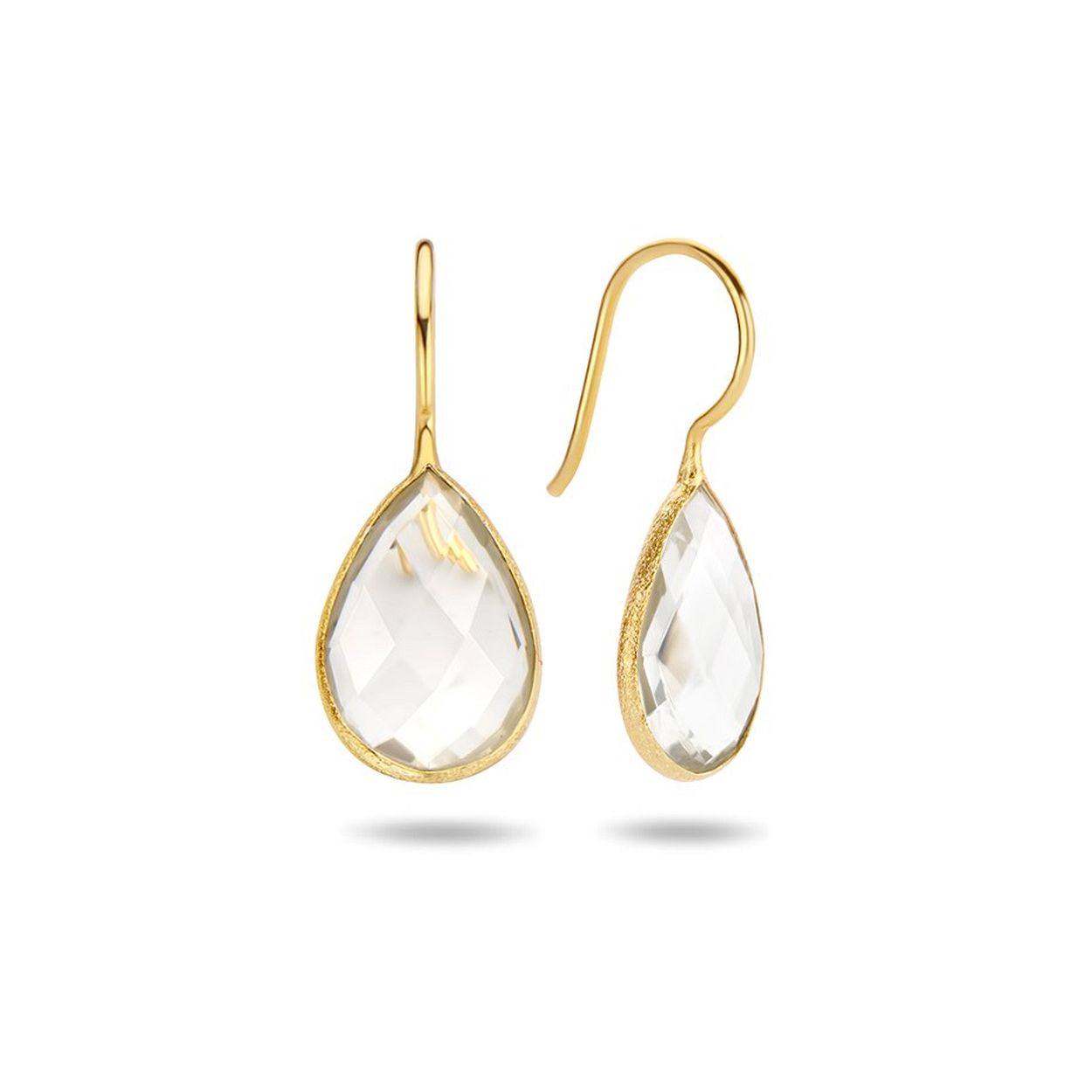 Geelgoud op 925 zilveren oorhangers uitgevoerd met een witte strass steen. De oorhangers hebben een totale hoogte van 3cm en een breedte van 10.5mm.
