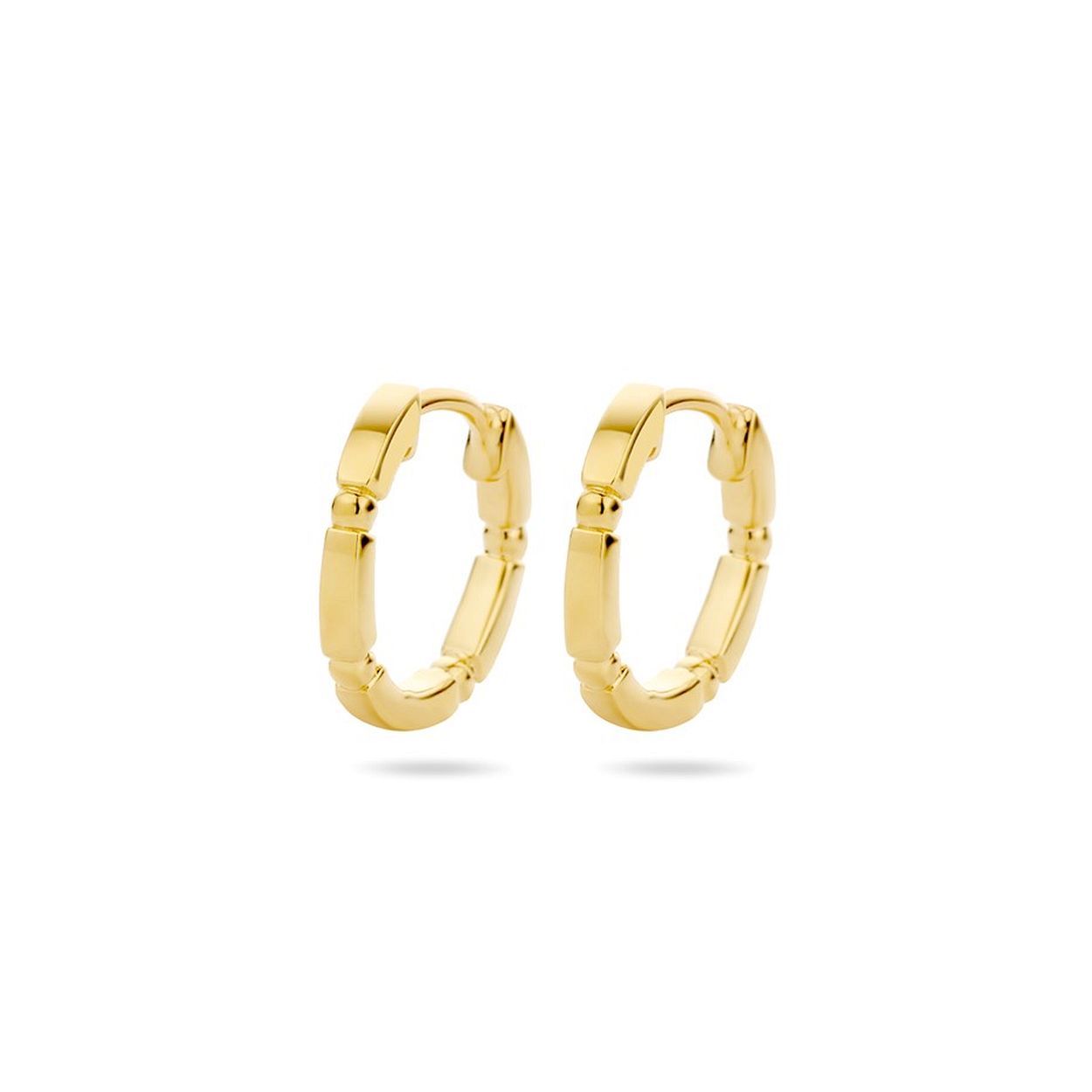 Geelgoud op 925 zilveren klapoorringen. De oorringen hebben een afmeting van 16.5x2mm.