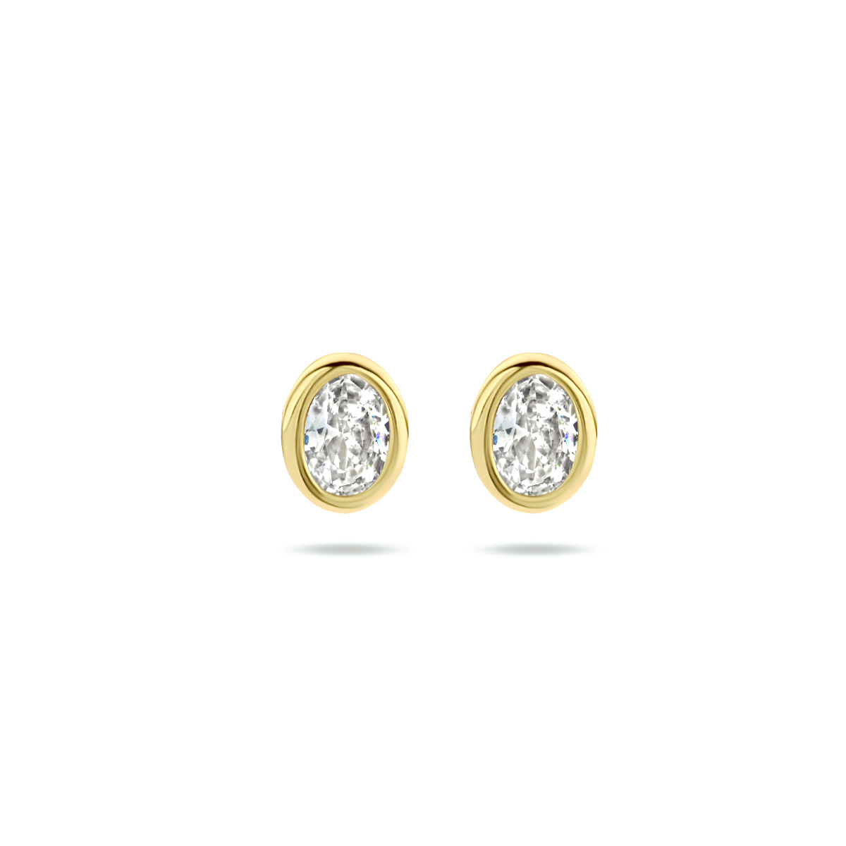 Geelgoud op 925 zilveren oorknoppen uitgevoerd met een schitterende zirkonia. De oorknoppen hebben een afmeting van 5.5x4mm.