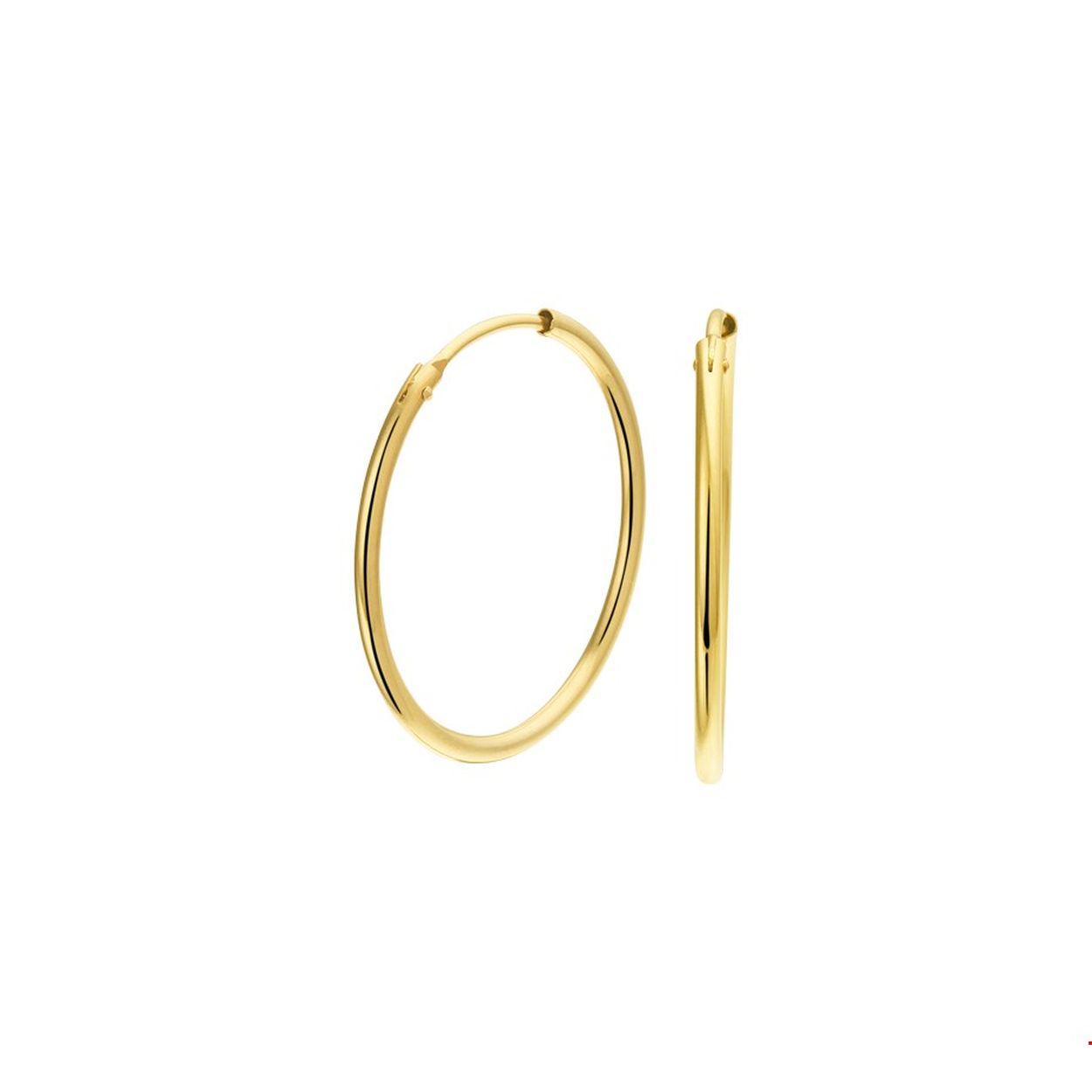 Een goede garderobe begint bij de basis en ditzelfde geldt voor een tijdloze sieradencollectie! Deze basic creolen passen bij iedere outfit en zijn met veel andere sieraden te combineren. Details: Geelgouden creolen met een ronde buis en een scharnier-sluiting. De diameter van deze creolen is 25mm. 
Uniekenummer serie: 37857
Doelgroep: dames