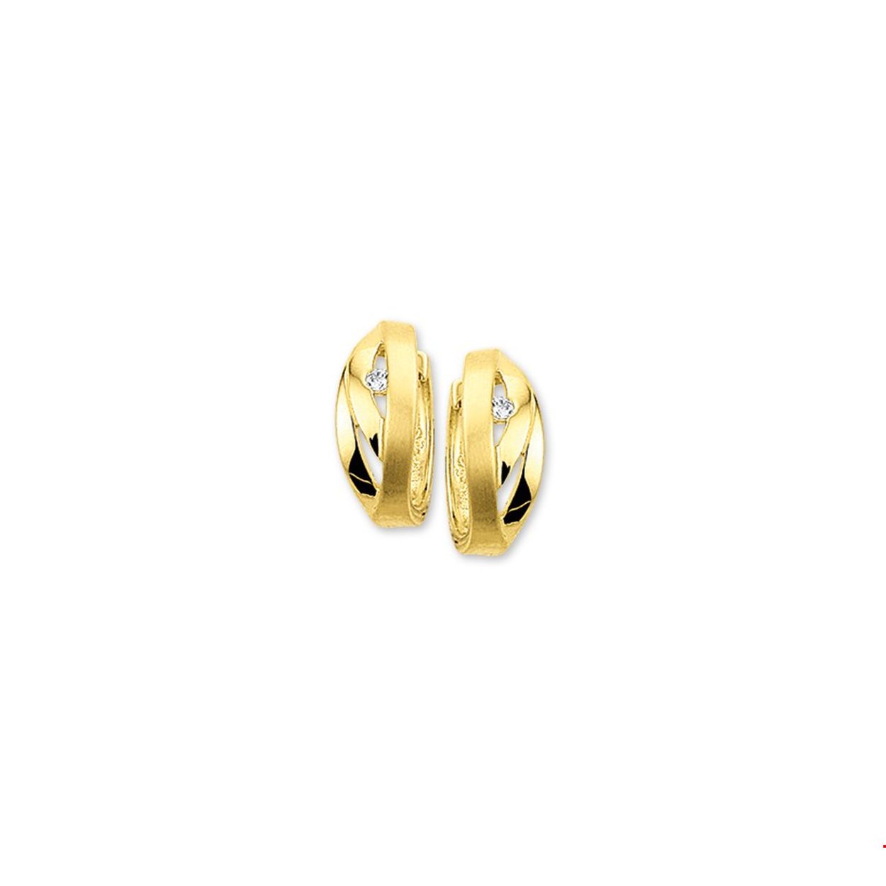 Beschrijving: Geelgouden klapcreolen gegoten met zirkonia. 
Verpakt per: 1
Doelgroep: dames
Breedte: 5.5 mm
Zetting: solitaire (span zetting)