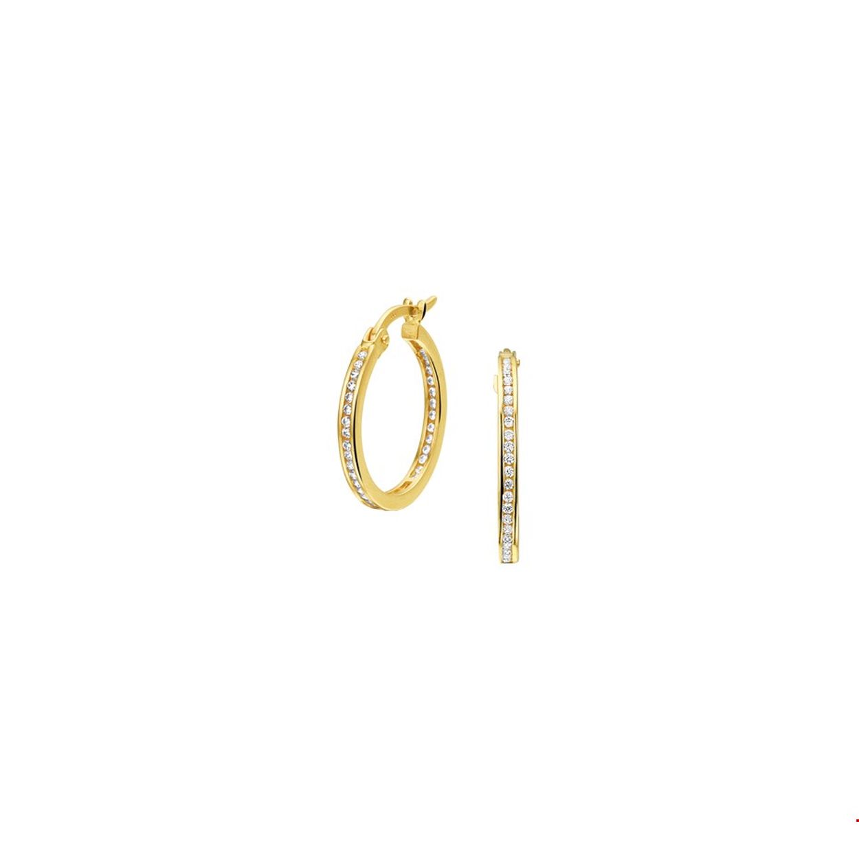 Uitgevoerd met een luxe rijzetting van  zirkonia. De creolen hebben een poli afwerking en stevige scharnier sluiting. De creolen zijn door het simplistische model perfect te combineren met andere geelgouden sieraden. Tip: Leuk om kado te doen altijd een succes!
Doelgroep: dames
Breedte: 2 mm
Zetting: alliance (rijzetting)
