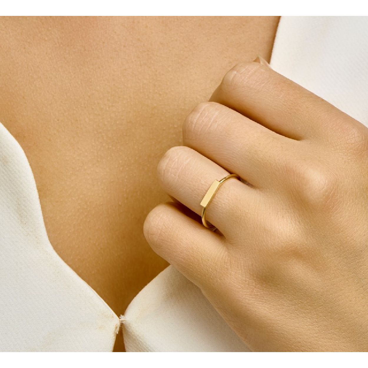 De ring is gemaakt van geelgoud en is goudkleurig. Het is een sieraad voor dames.