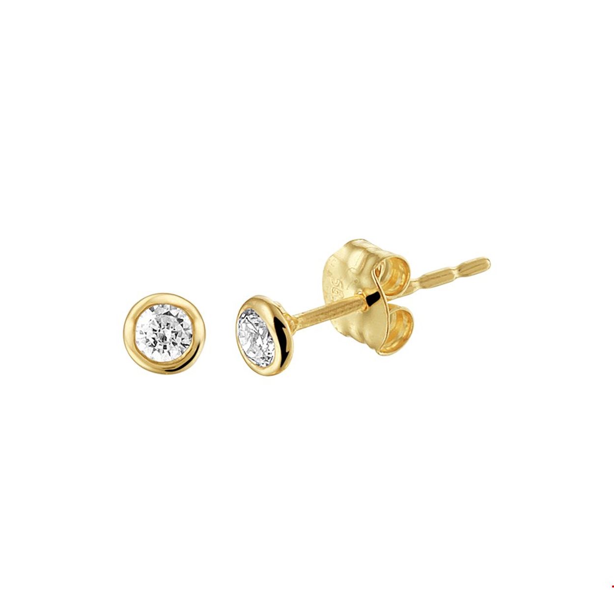 Een goede garderobe begint bij de basis en hetzelfde geldt voor een tijdloze sieradencollectie! Deze basic oorknoppen passen bij iedere outfit en zijn met veel andere sieraden te combineren. Details: geelgouden oorknoppen met schitterende zirkonia.