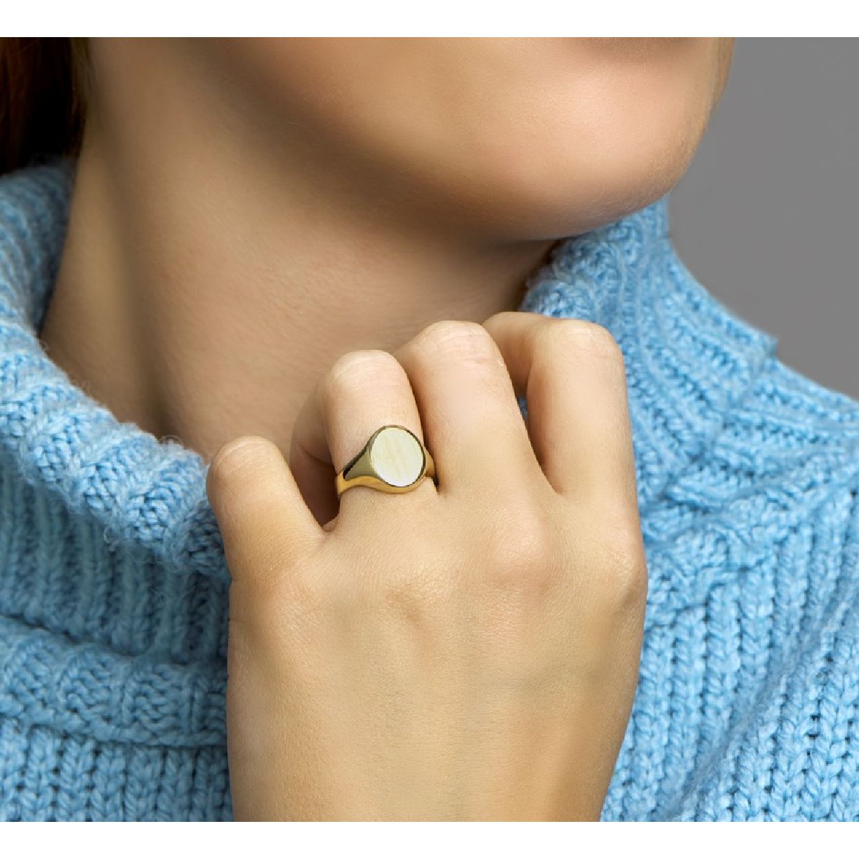 De ring is gemaakt van geelgoud en is goudkleurig. Het is een sieraad voor dames.