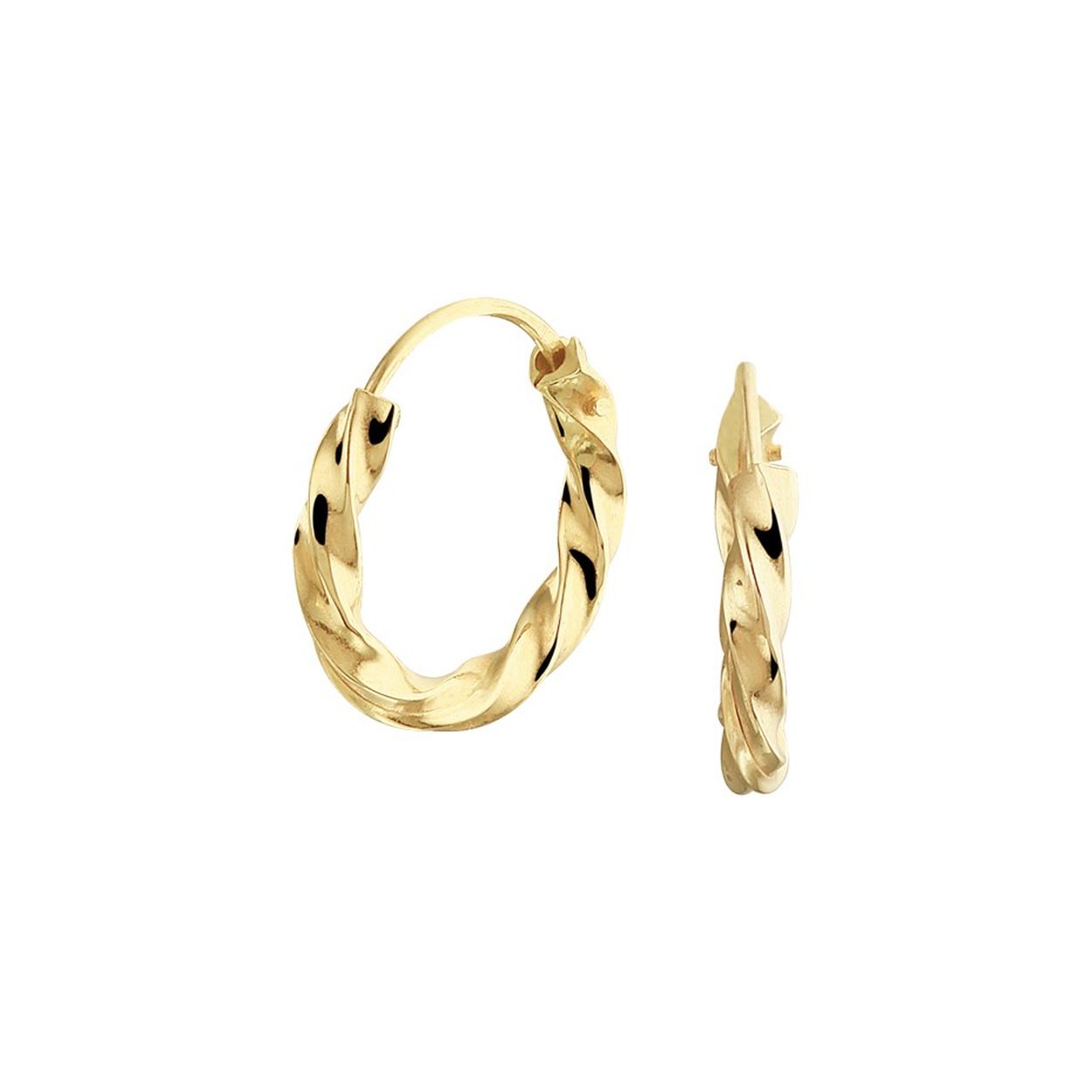 Klassieke geelgouden oorringen met een afmeting van 13x2mm uitgevoerd met een gedraaide buis. Door de eenvoud en het verfijnde ontwerp kunnen deze oorringen perfect worden gedragen met andere sieraden.