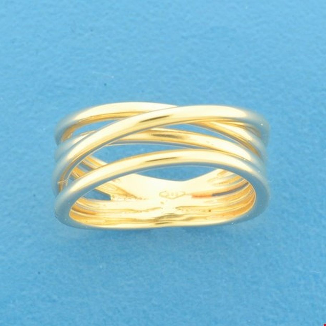 Deze 14K geelgouden damesring is een gaaf alternatief voor de aanschuifring: er lijken vier ringen verwerkt door de verschillende banen die speels over elkaar lopen. De ring is op het breedste punt 8,5mm.