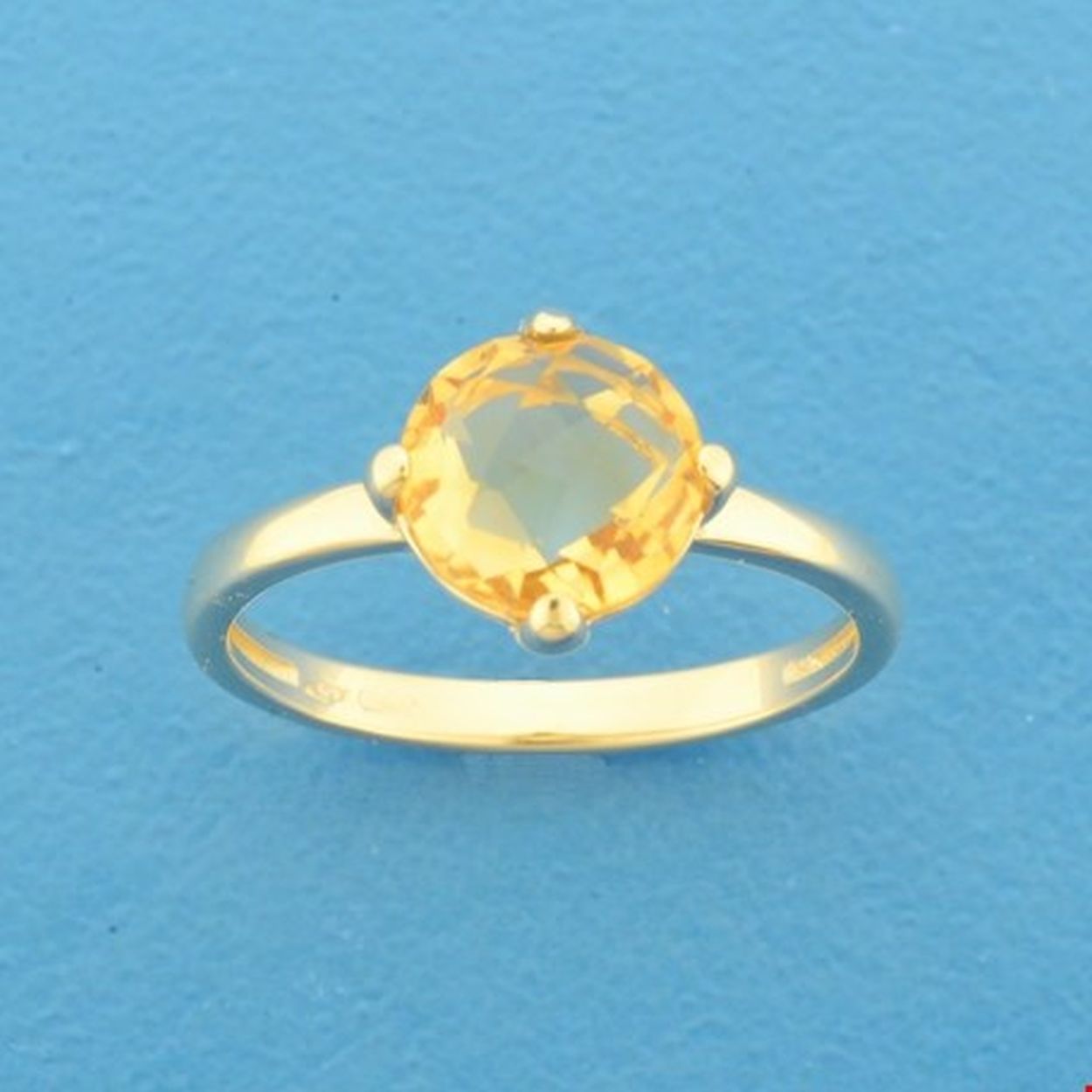 Beschrijving: Stijlvolle 14k geelgouden ring uitgevoerd met een citrien. De steen heeft een diameter van 8mm.