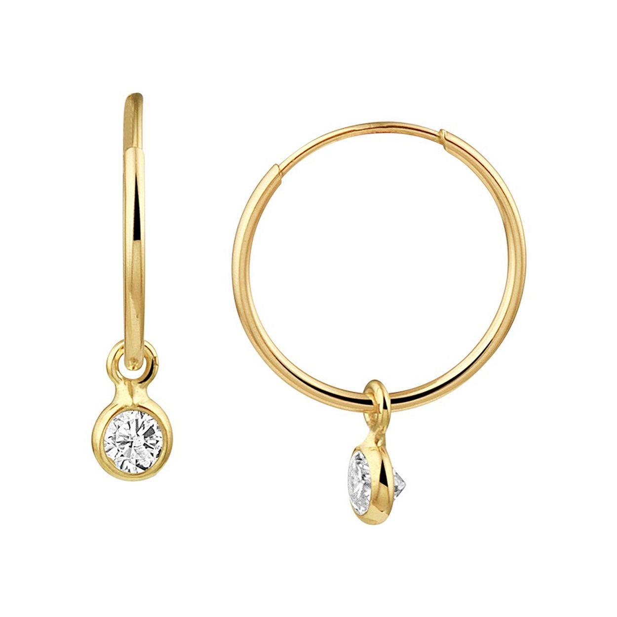 14k Geelgouden oorringen uitgevoerd met een hangertje met daarin een schitterende zirkonia. De oorringen hebben een afmeting van 11.5x0.8mm. Het hangertje heeft een afmeting van 5x3mm.