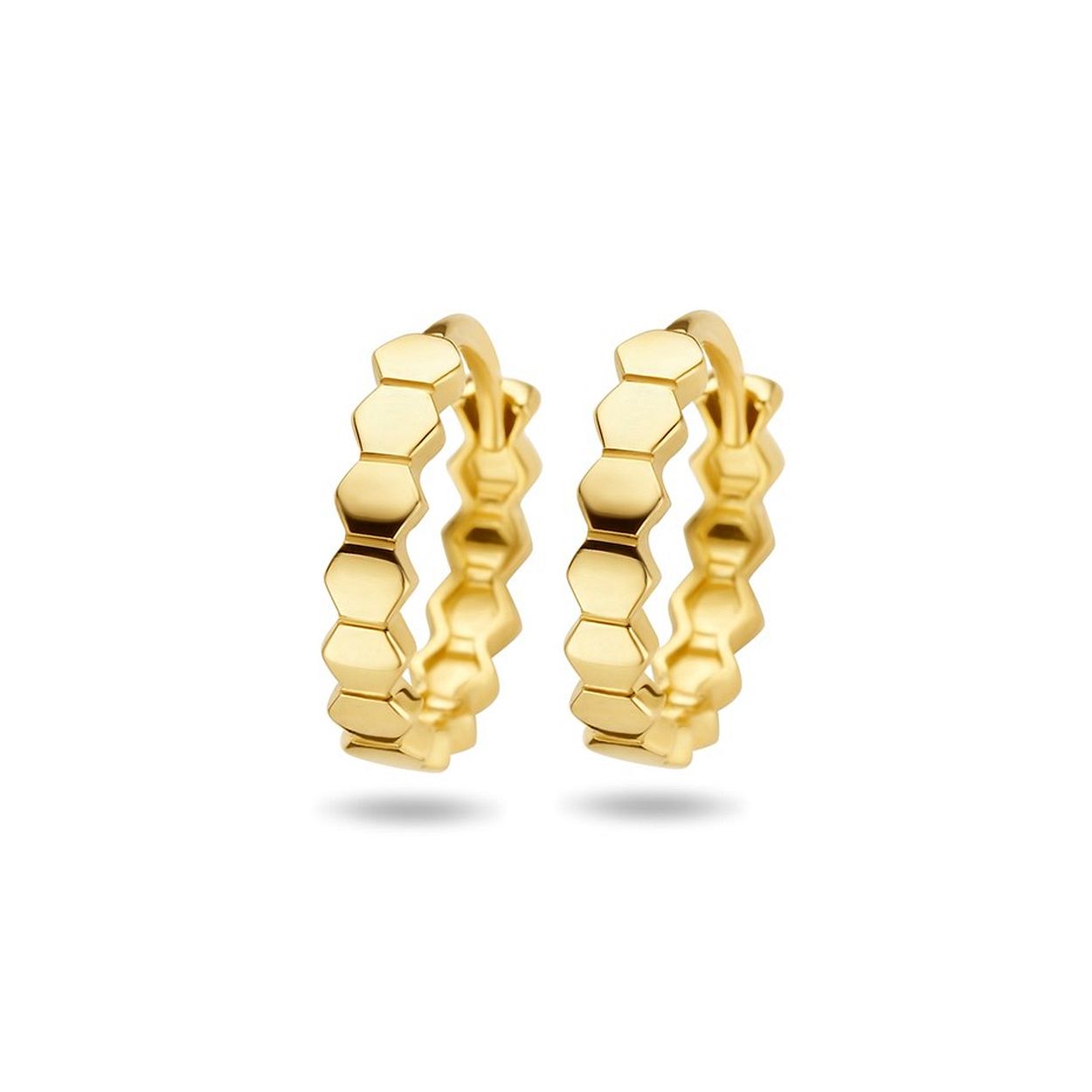 14k Geelgouden klapoorringen uitgevoerd met zeshoeken. De oorringen hebben een diameter van 12mm en een dikte van 2.5mm.