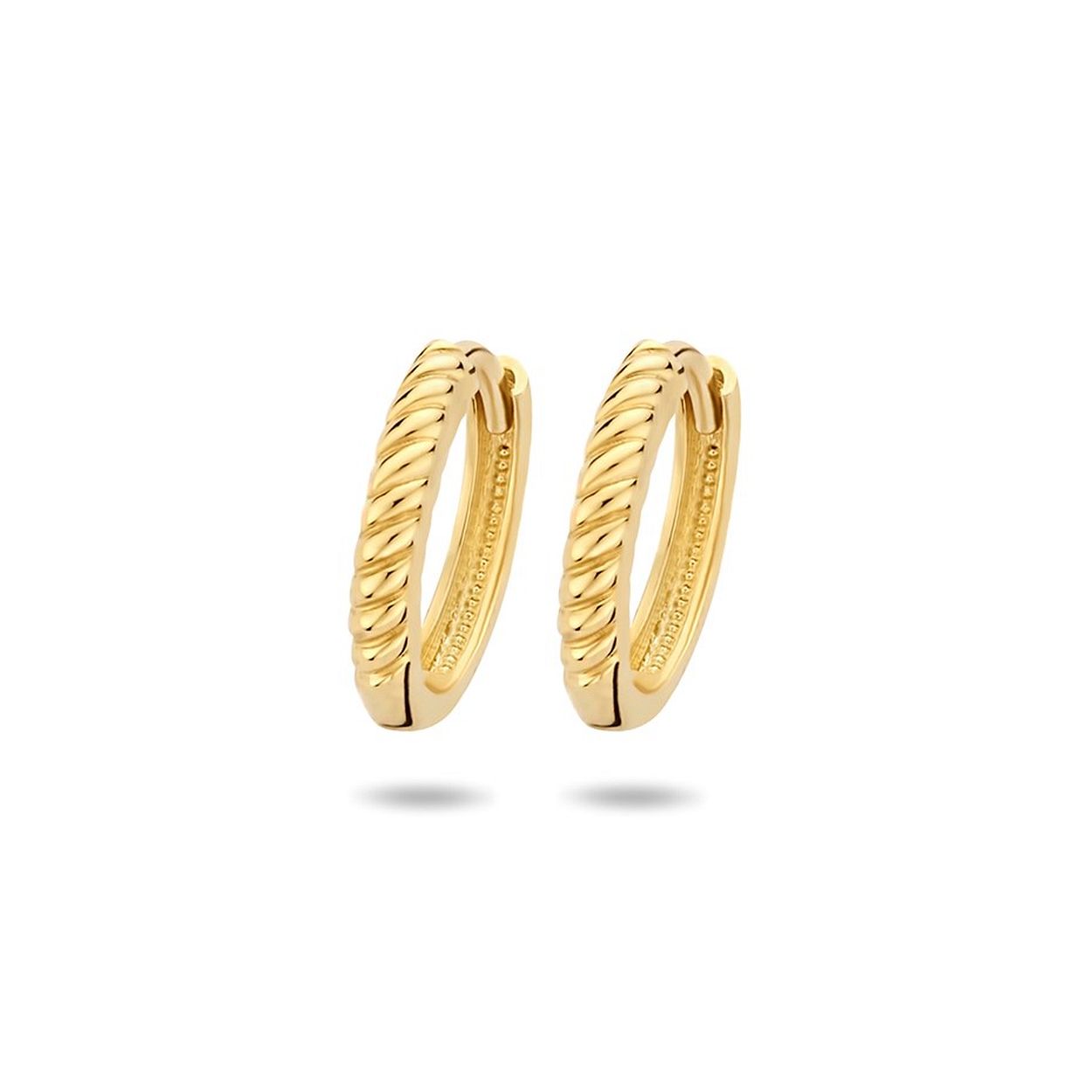 14k Geelgouden klapoorringen. De klapoorringen hebben een diameter van 13mm en een dikte van 2.5mm.