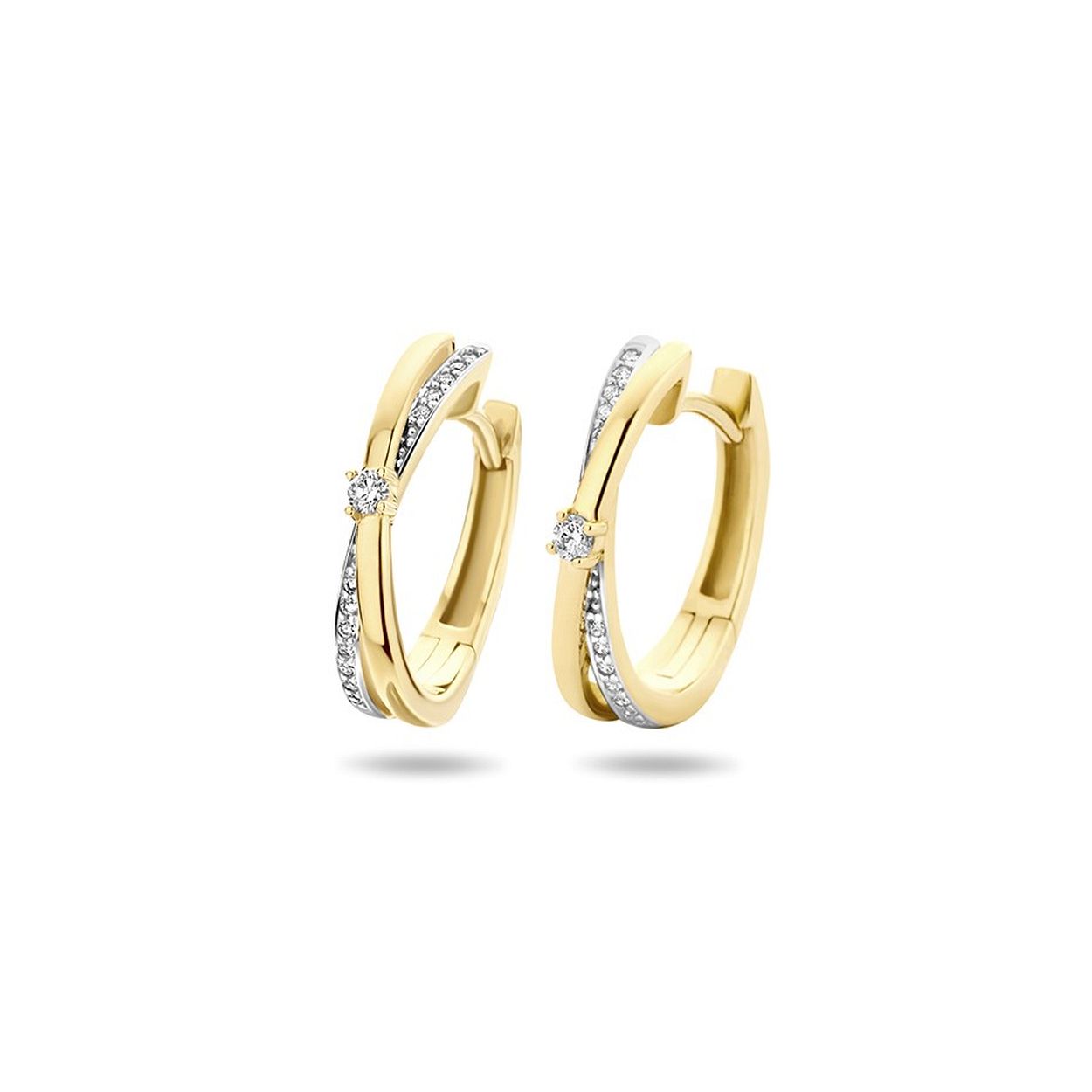 14k Geelgouden klapoorringen uitgevoerd met een schitterende diamant rij. De klapoorringen hebben een afmeting van 17x3.5mm.