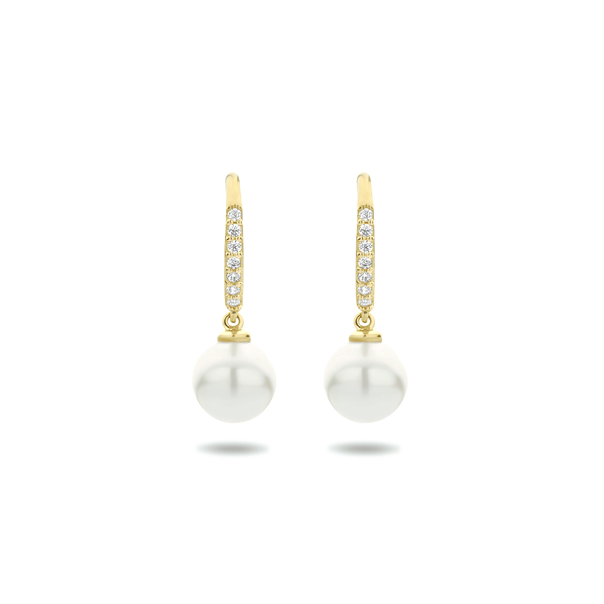 14k Geelgouden oorhangers uitgevoerd met een schitterende zirkonia rij en een zoetwaterparel. De oorhangers hebben een totale hoogte van 1.8cm en een breedte van 6mm.