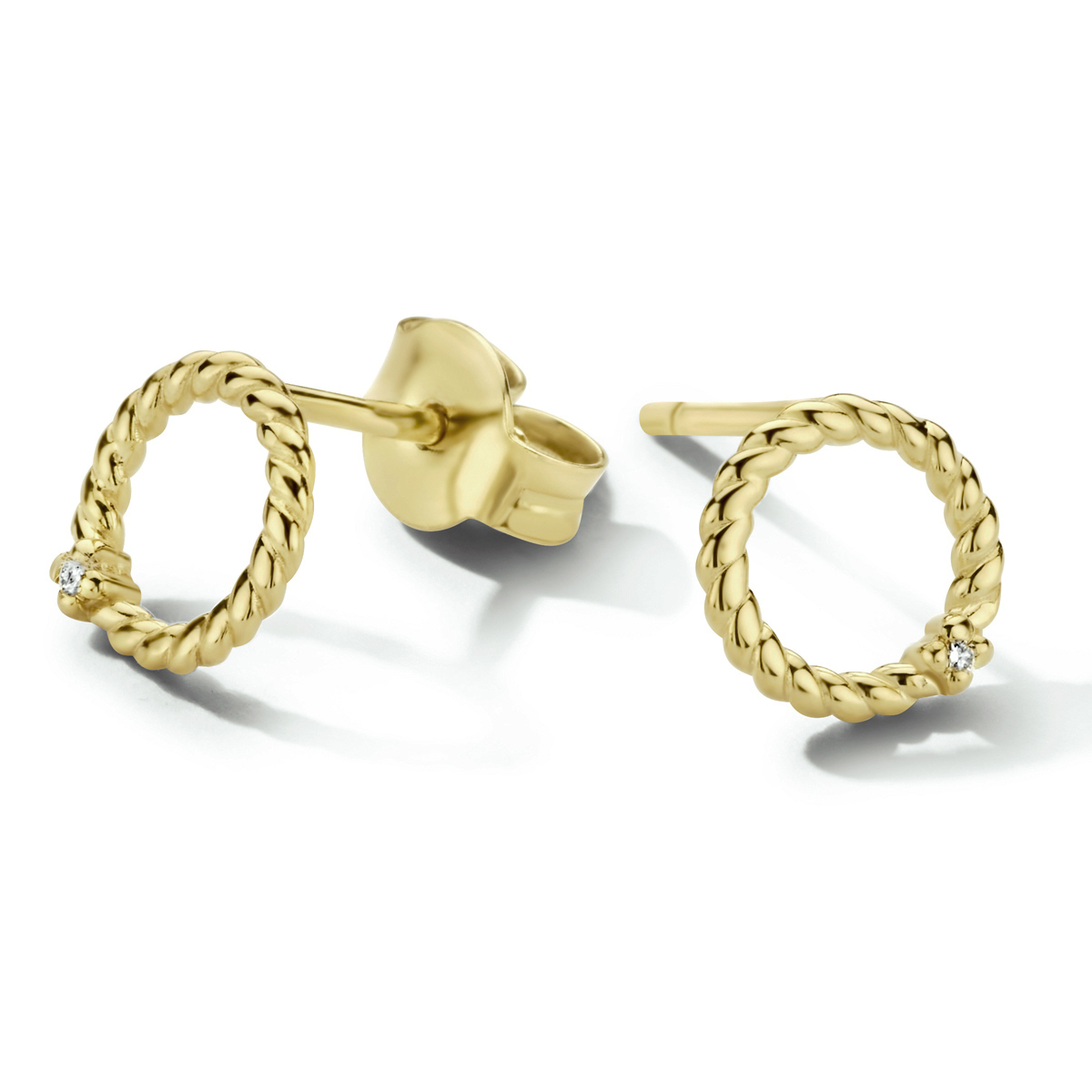 14k Geelgouden oorknoppen in de vorm van een rondje en uitgevoerd met een schitterende diamant.