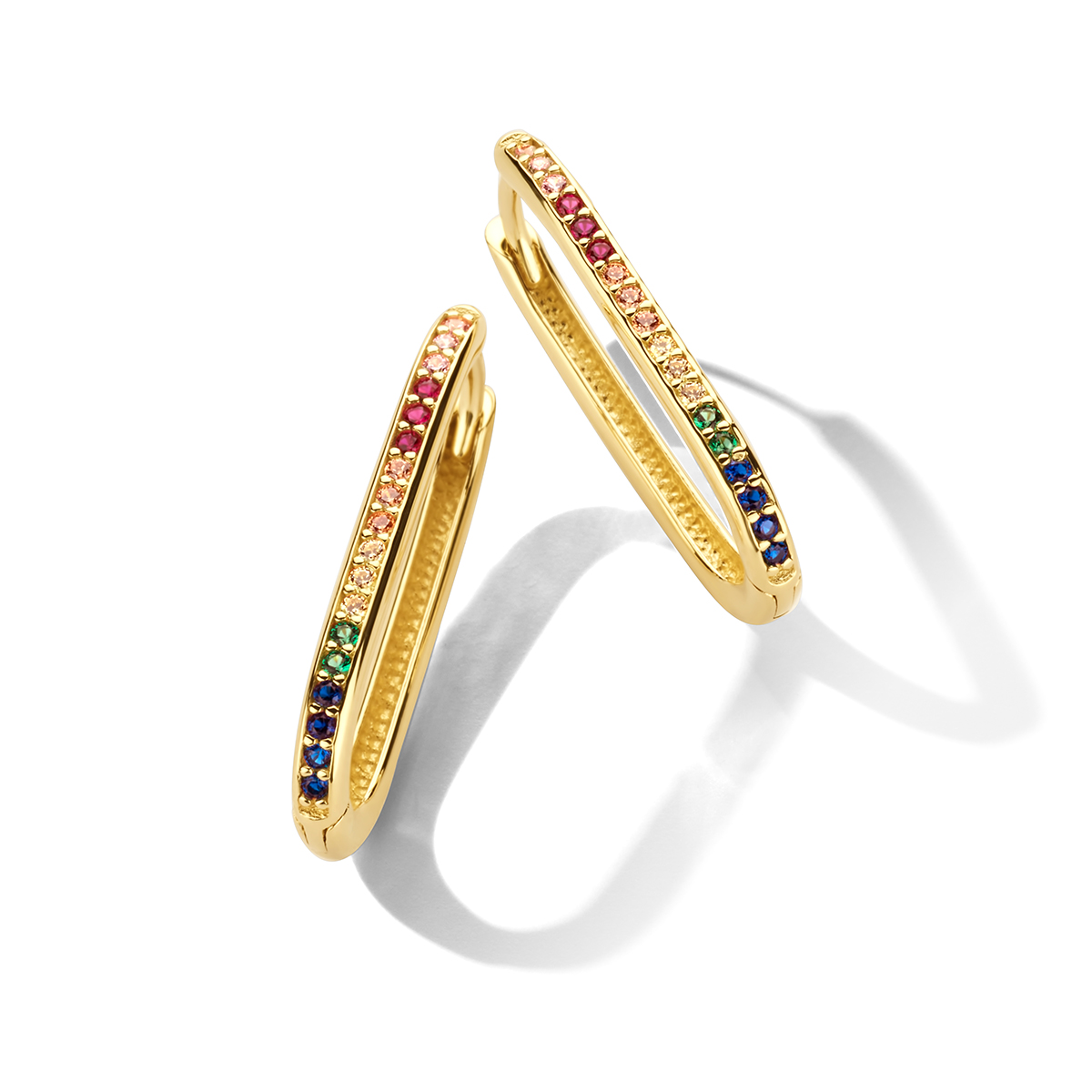 14k Geelgouden klapoorringen uitgevoerd met gekleurde zirkonia. De klapoorringen hebben een breedte van 2.5mm.