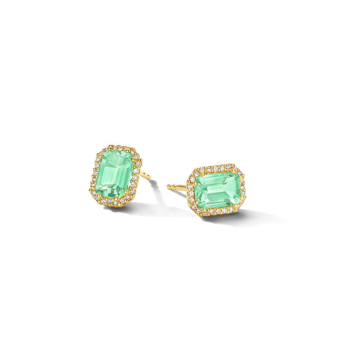 14k Geelgouden oorknoppen uitgevoerd met schitterende groen amethyst en diamanten. De groen amethyst stenen hebben een totaal steengewicht van 2.50ct (2x 1.25ct).