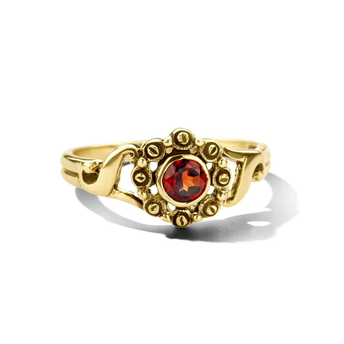 14k Geelgouden ring uitgevoerd met een schitterende granaat. De ring heeft een breedte van 9mm. De granaat heeft een steengewicht van 0.30ct.