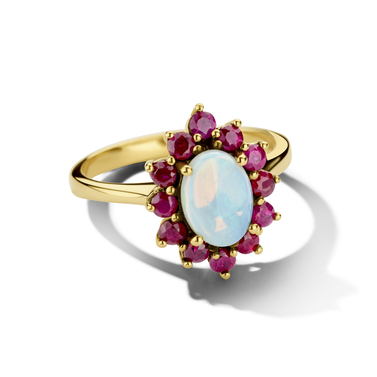 14k Geelgouden ring uitgevoerd met schitterende robijnen en een opaal. De robijn stenen hebben een totaal steengewicht van 0.492ct en de opaal heeft een steengewicht van 0.80ct.