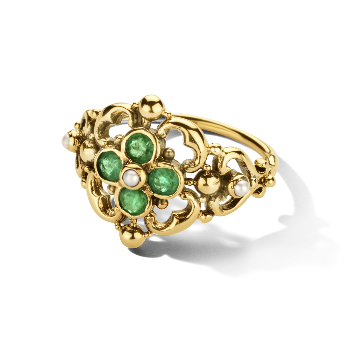 14k Geelgouden ring uitgevoerd met een schitterende smaragd stenen en parels. De ring heeft een breedte van 15mm. De smaragd stenen hebben een totaal steengewicht van 0.12ct.