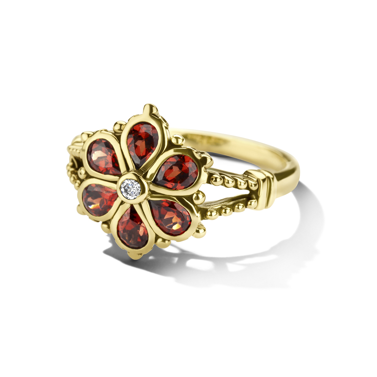 14k Geelgouden ring uitgevoerd met schitterende granaat stenen en een diamant. De granaat stenen hebben een totaal steengewicht van 0.19ct. De ring heeft een breedte van 13.5mm.