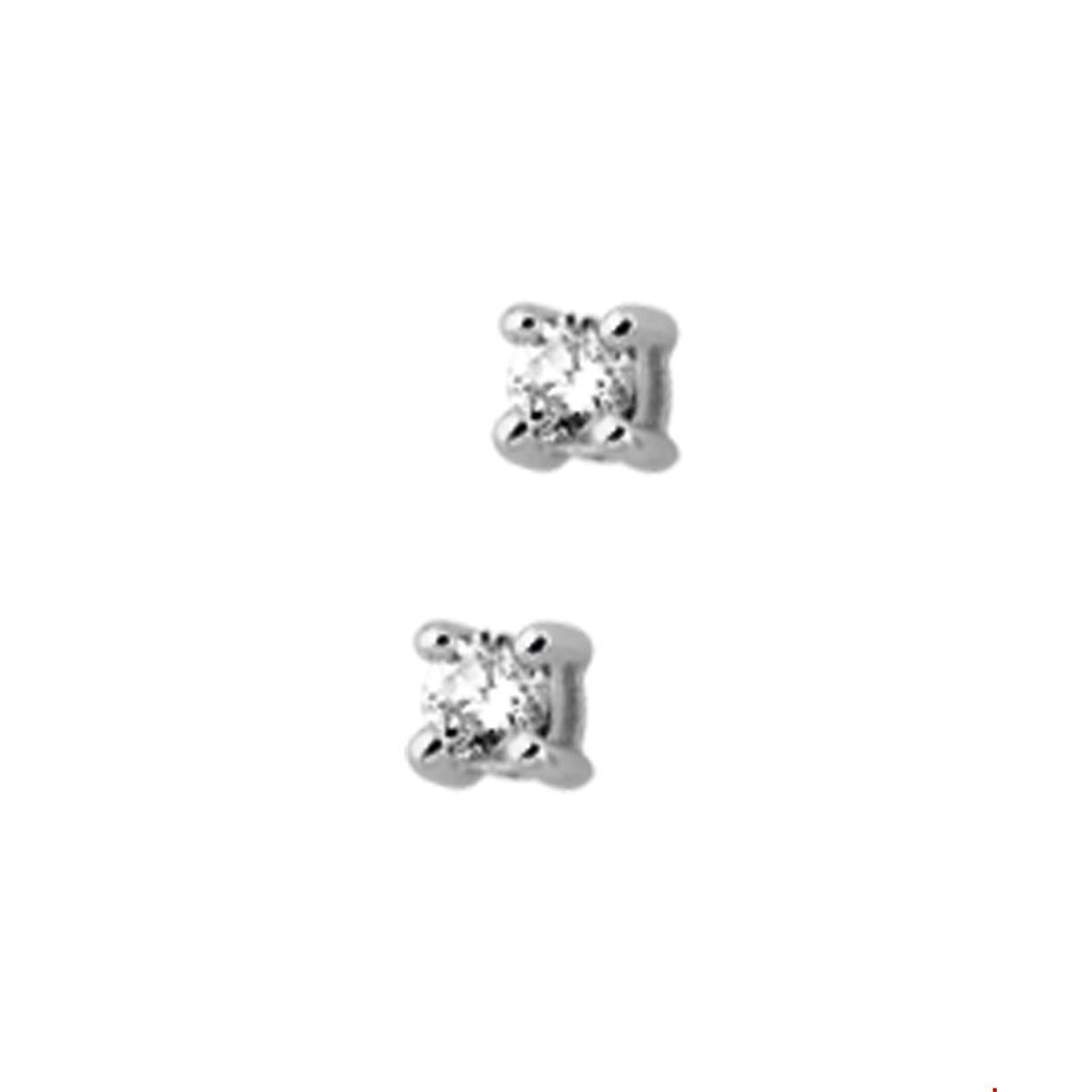 Beschrijving: Solitair gezette oorknoppen geven de perfecte balans tussen klassiek en glamour. Deze oorknoppen staan garant voor een stijlvolle look en ze laten zich makkelijk combineren bij andere sieraden. Details: Witgouden oorknoppen met diamant. 
Uniekenummer serie: 26583
Verpakt per: 1
Doelgroep: dames
Zetting: solitaire (chatonzetting)