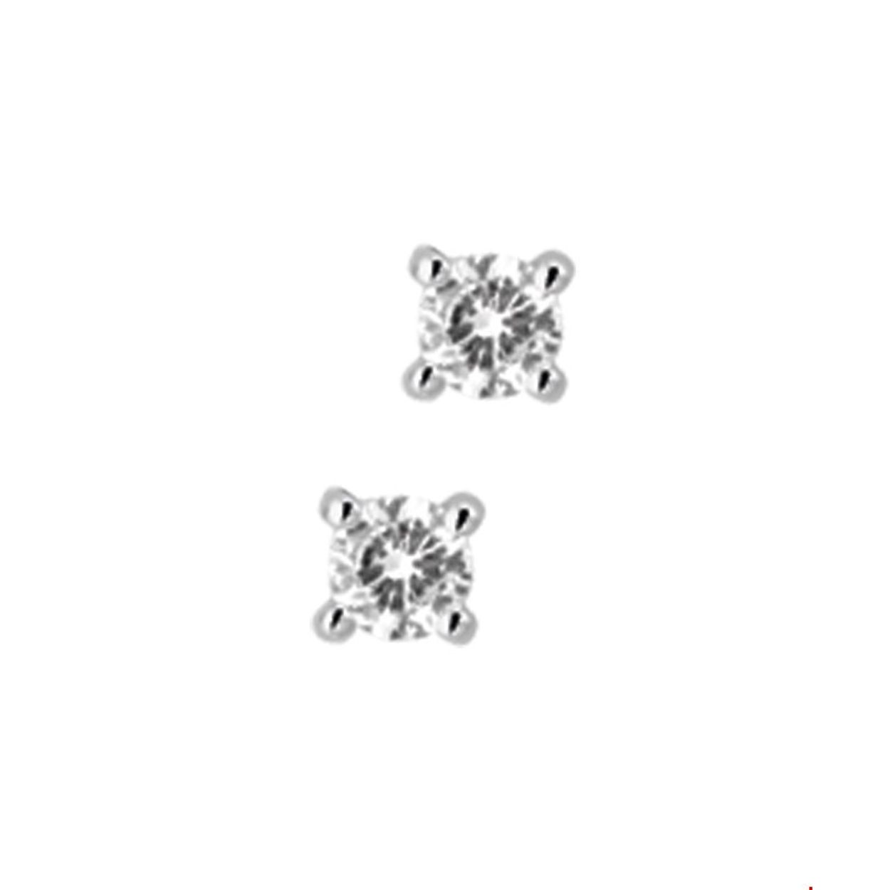 Beschrijving: Solitair gezette oorknoppen geven de perfecte balans tussen klassiek en glamour. Deze oorknoppen staan garant voor een stijlvolle look en ze laten zich makkelijk combineren bij andere sieraden. Details: Witgouden oorknoppen met diamant. 
Uniekenummer serie: 26583
Verpakt per: 1
Doelgroep: dames
Zetting: solitaire (chatonzetting)