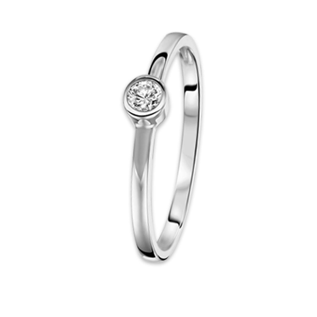 Beschrijving: Witgouden ring met zirkonia. 
Uniekenummer serie: 26665
Verpakt per: 1
Doelgroep: dames
Ringmaat: 17.75 mm (56)
Breedte: 4 mm
Zetting: solitaire (kastzetting)