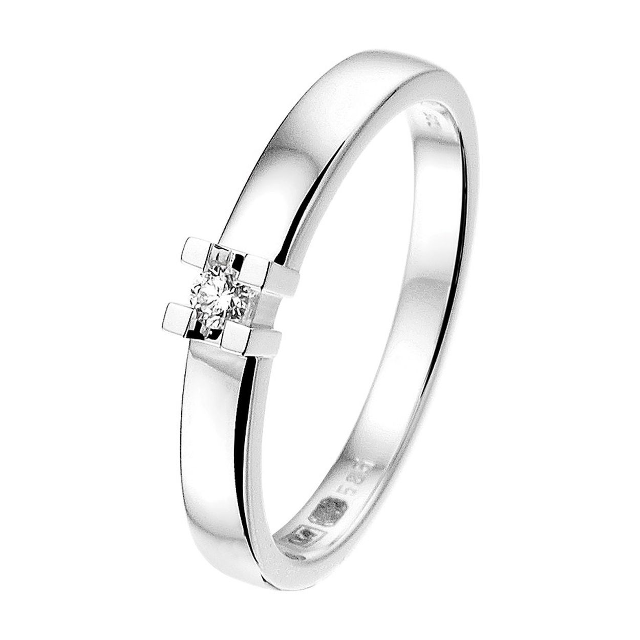 Beschrijving: Witgouden ring met diamant. 
Doelgroep: dames
Ringmaat: 17.50 mm (55)
Breedte: 3.5 mm
Zetting: solitaire (chatonzetting)