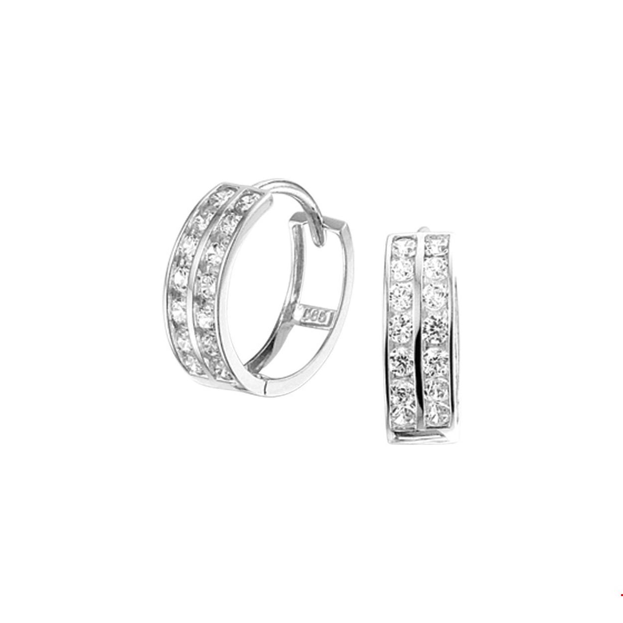 Chique witgouden klapoorringen met een luxe rijzetting van zirkonia. De klapoorringen hebben een diameter van 11.5mm en een breedte van 4mm. De klapoorringen zijn uitgevoerd met een stevige scharnier sluiting. De klapoorringen zijn perfect om te combineren met andere witgouden sieraden uit onze collectie of uit je eigen stash!.