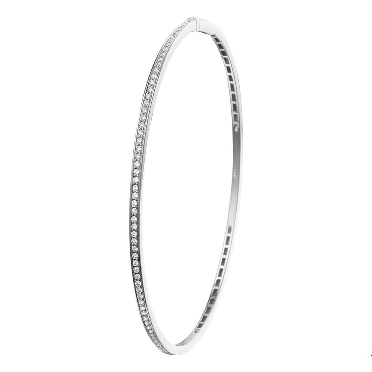 Prachtige 14krt witgouden bangle armband van 2x60mm, uitgevoerd met een luxe rijzetting van briljant geslepen diamanten 0.44ct. en stevige scharnier sluiting. De diamanten hebben een diamantkleur H en een zuiverheid SI.

Referentienummer: THOJ1453