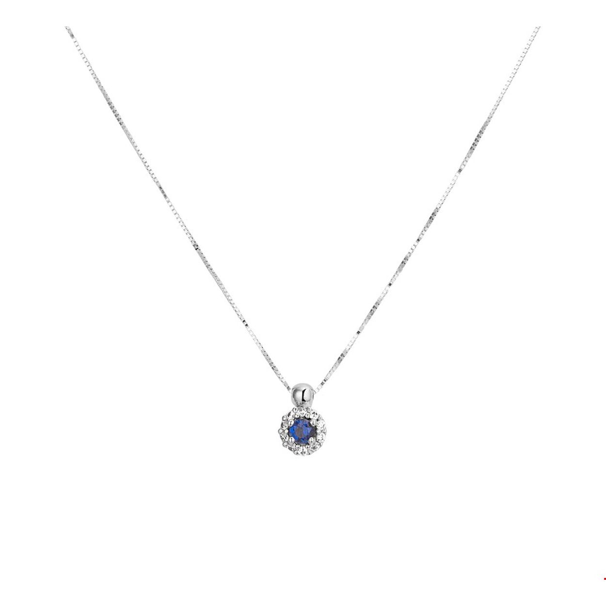 Beschrijving: Chique witgouden 0.6mm venetiaans collier met draaglengtes van 42 en 45cm uitgevoerd met een synthetische saffier van 3mm en een luxe rijzetting van briljant geslepen zirkonia. De combinatie van schitterende synthetische saffier en heldere zirkonia stenen maken dit sieraad tot een ware eyecatcher. 
Verpakt per: 1
Doelgroep: dames
Breedte: 6 mm
Hoogte: 8.5 mm