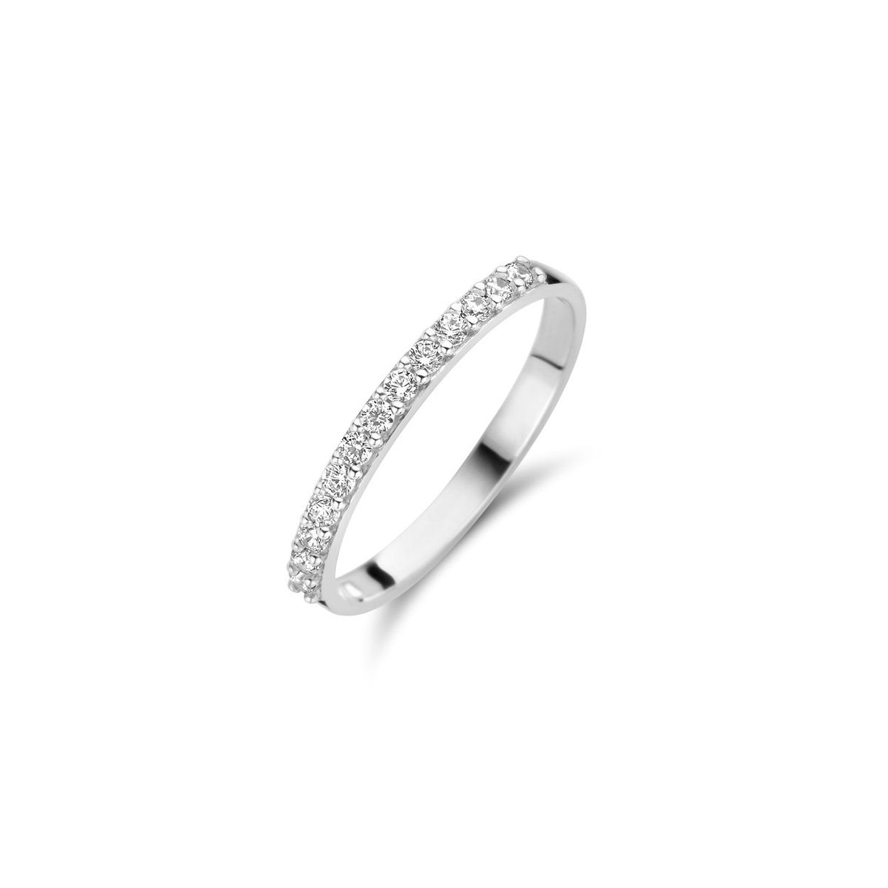 14k Witgouden ring uitgevoerd met een schitterende zirkonia rij. De ring heeft een breedte van 2mm.