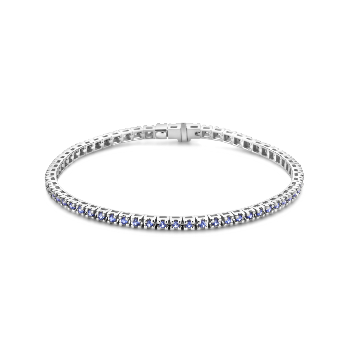 14k Witgouden tennisarmband met schitterende blauw saffier. De armband heeft een draaglengte van 18cm. De saffier stenen hebben een totaal steengewicht van 1.786ct.