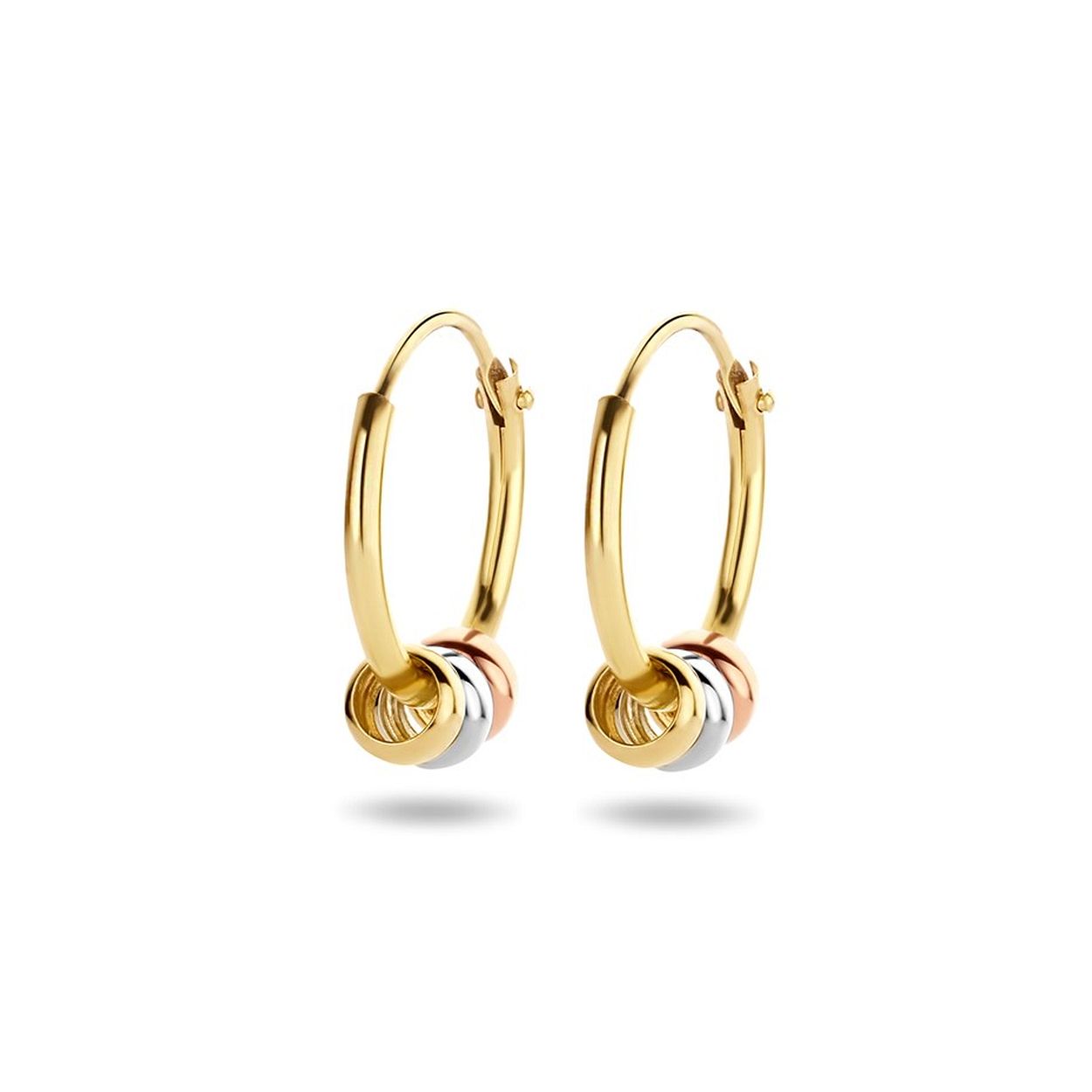 14k Geelgouden oorringen uitgevoerd met drie 14k tricolor geel,- rose en witgouden ringetjes. De oorringen hebben een diameter van 13mm en een dikte van 1.3mm. De ringetjes hebben een diameter van 3.75mm.