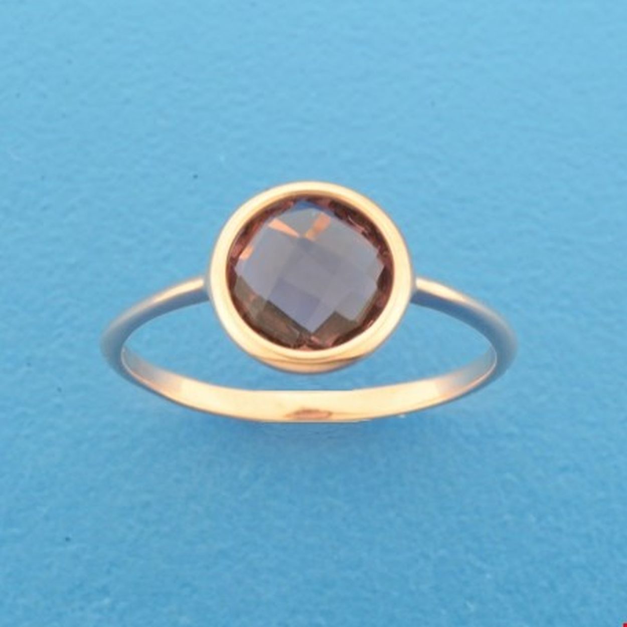 Beschrijving: 14k Rosegouden ring uitgevoerd met een rhodoliet. De steen heeft een diameter van 8mm.
