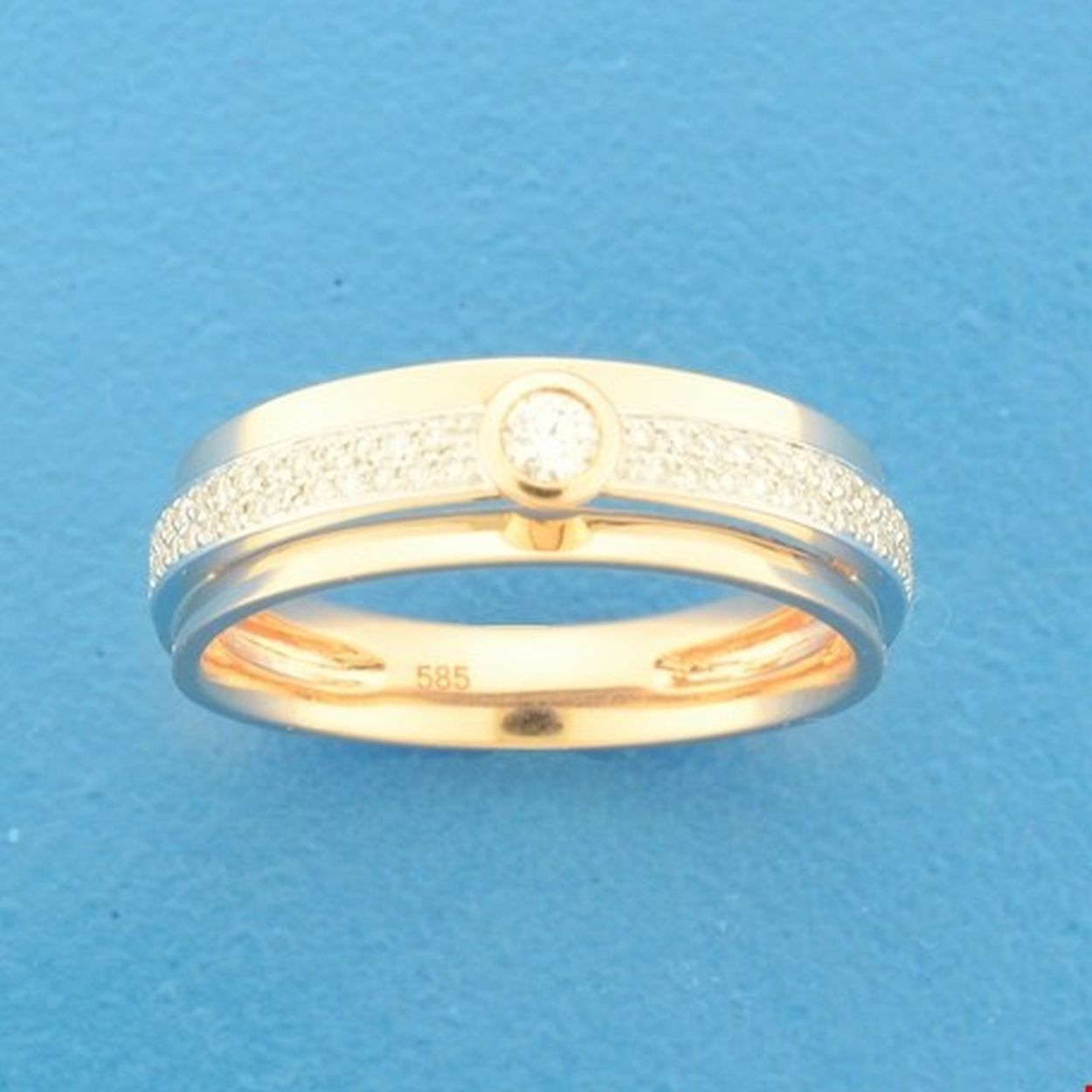 14k Bicolor rose- en witgouden ring uitgevoerd met schitterende briljant geslepen diamanten. De ring heeft een breedte van 5.5mm.