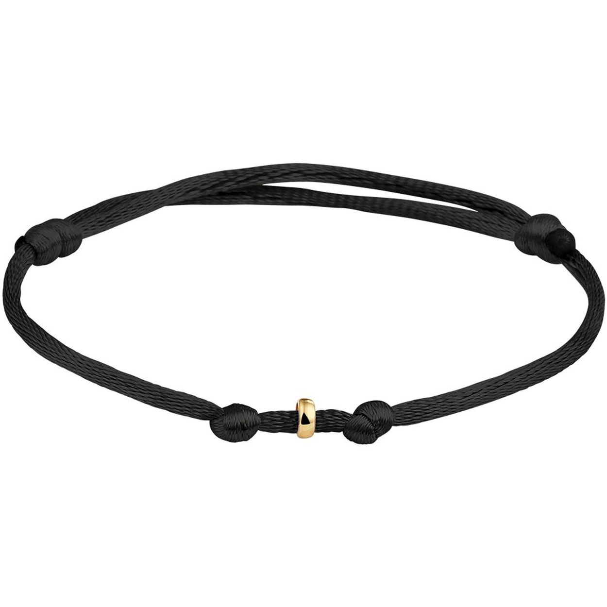 Zwart gevlochten armband uitgevoerd met een 14k geelgouden ringetje. De armband heeft draaglengtes van 17 tot 30cm. Het ringetje heeft een diameter van 4.5mm.