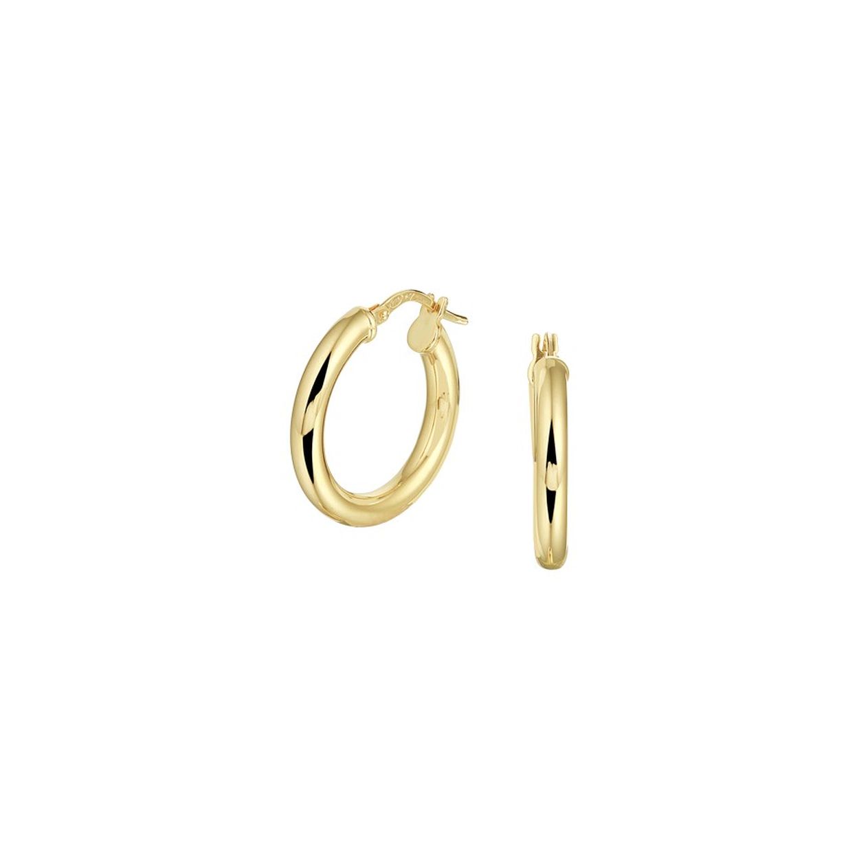 Beschrijving: Sieraden van 14 karaat goud met daarin een kern van 925 zilver. Geelgouden creolen met een hefboom-sluiting.