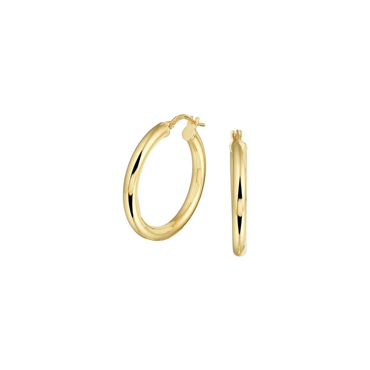 Sieraden van 14 karaat goud met daarin een kern van 925 zilver. Geelgouden oorringen met een hefboom-sluiting.