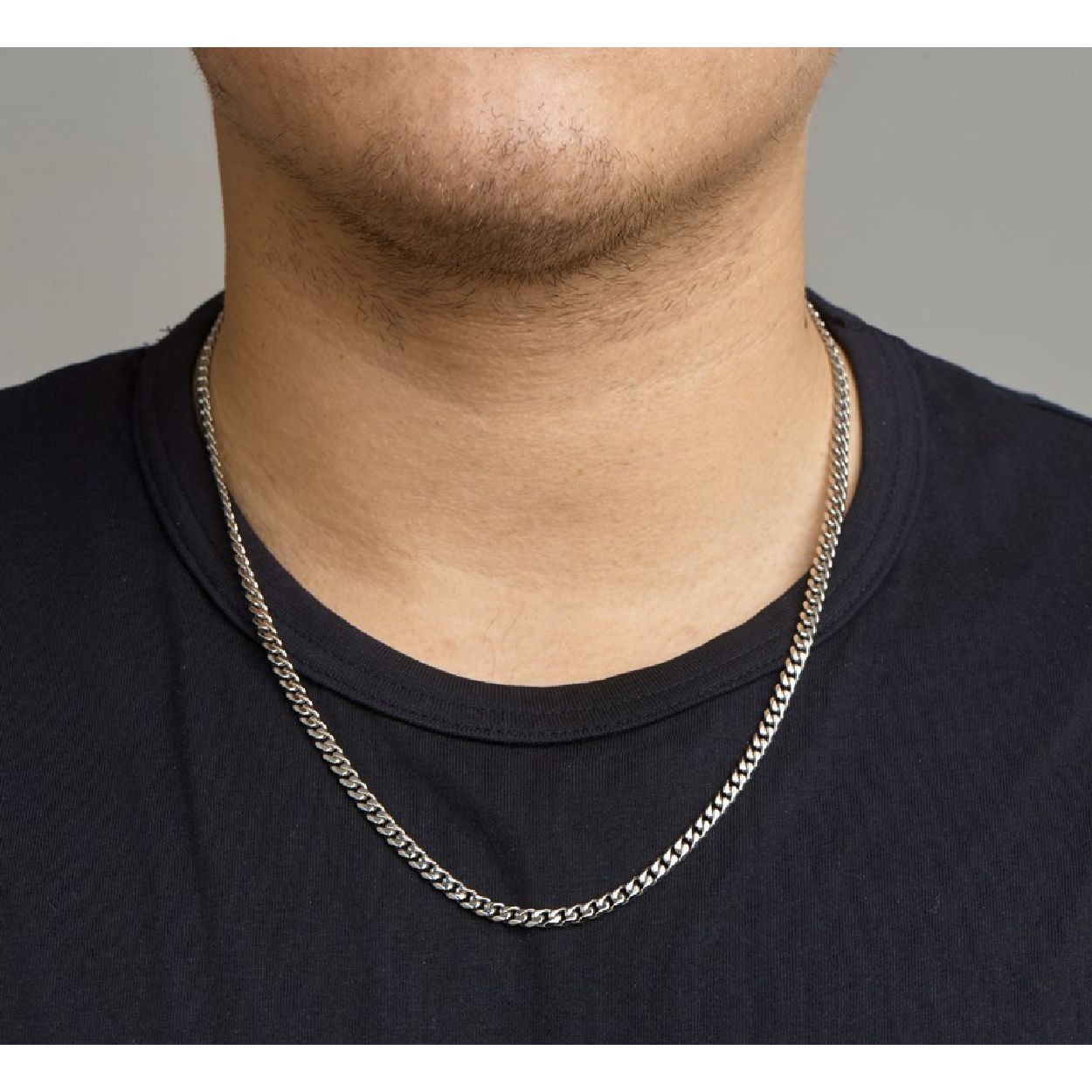 De collier is gemaakt van staal en is zilverkleurig. Het is een sieraad voor heren.