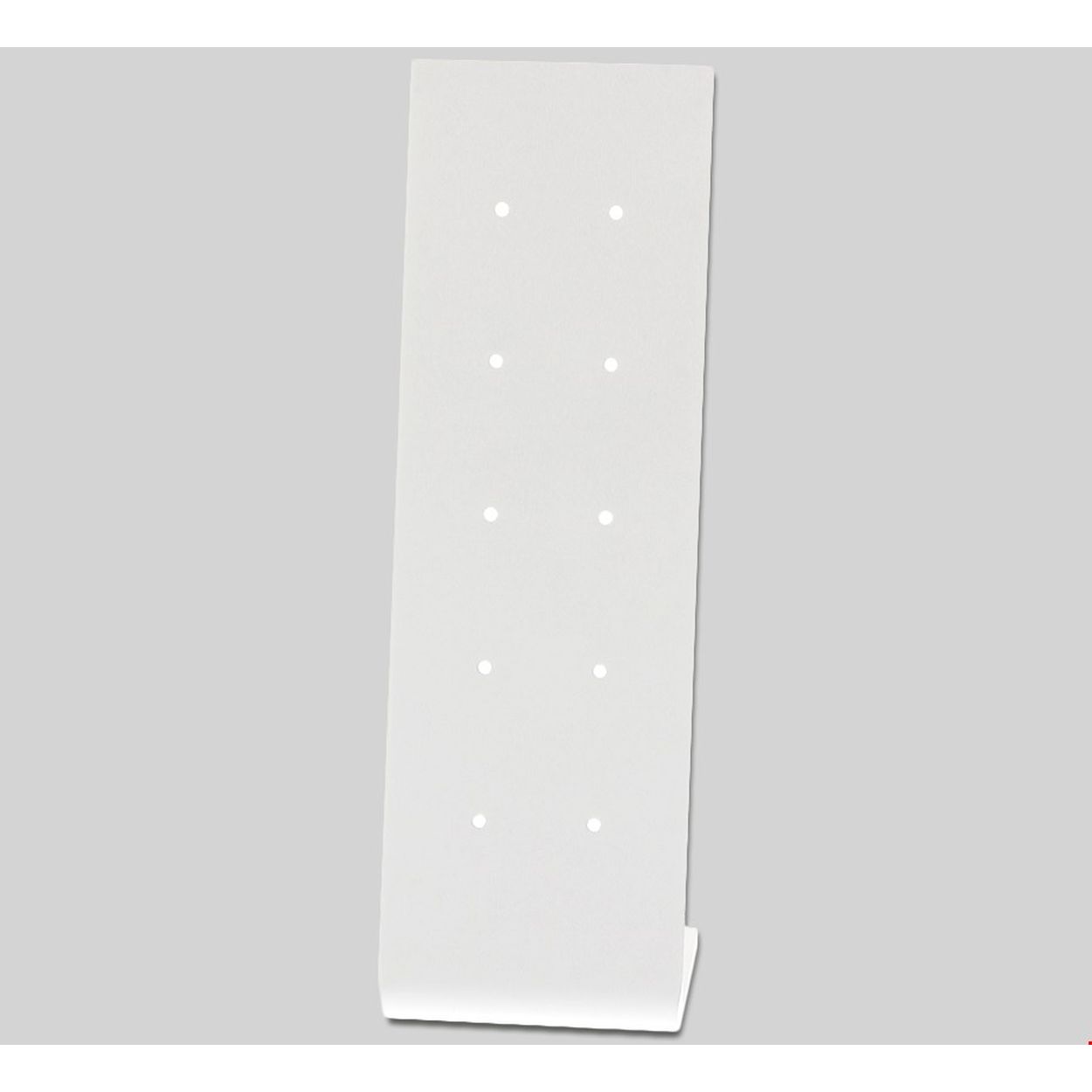 Beschrijving: Kunststof oorknoppen display waar 5 paar oorknoppen op gepresenteerd kunnen worden. Het display is voorzien van wit gespoten lak met een matte afwerking en wordt geleverd excl. oorknoppen.