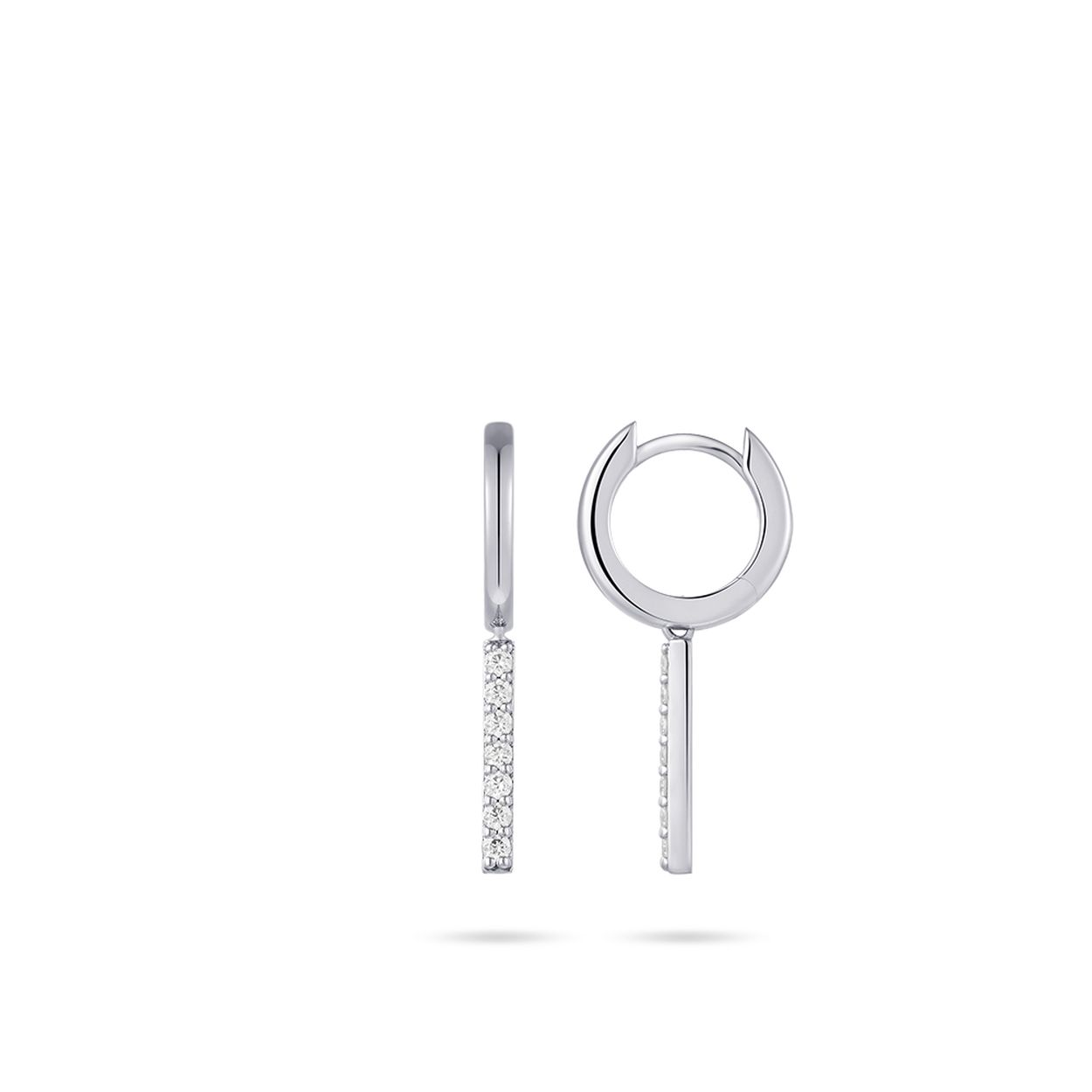 Oorringen uit de Daily Essentials collectie van Gisser Jewels gemaakt van Gerhodineerd Zilver. De lengte x breedte is 2 x 20 mm. De diameter is 13,5 mm.