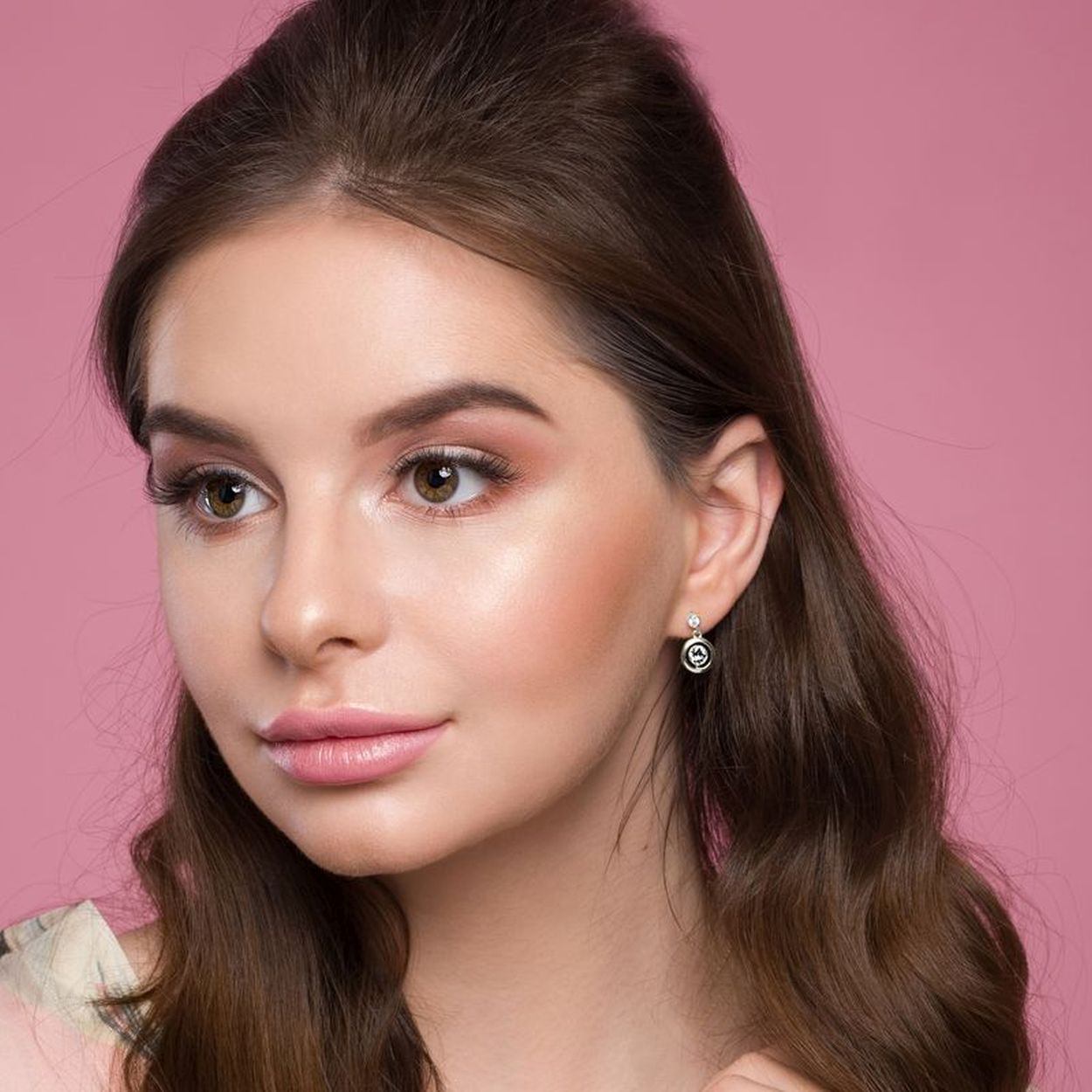 Maak je looks compleet met deze prachtige kristal Studs Oorbellen van SPARK Jewelry voor dames. De artikelcode is KC1088SS18C.