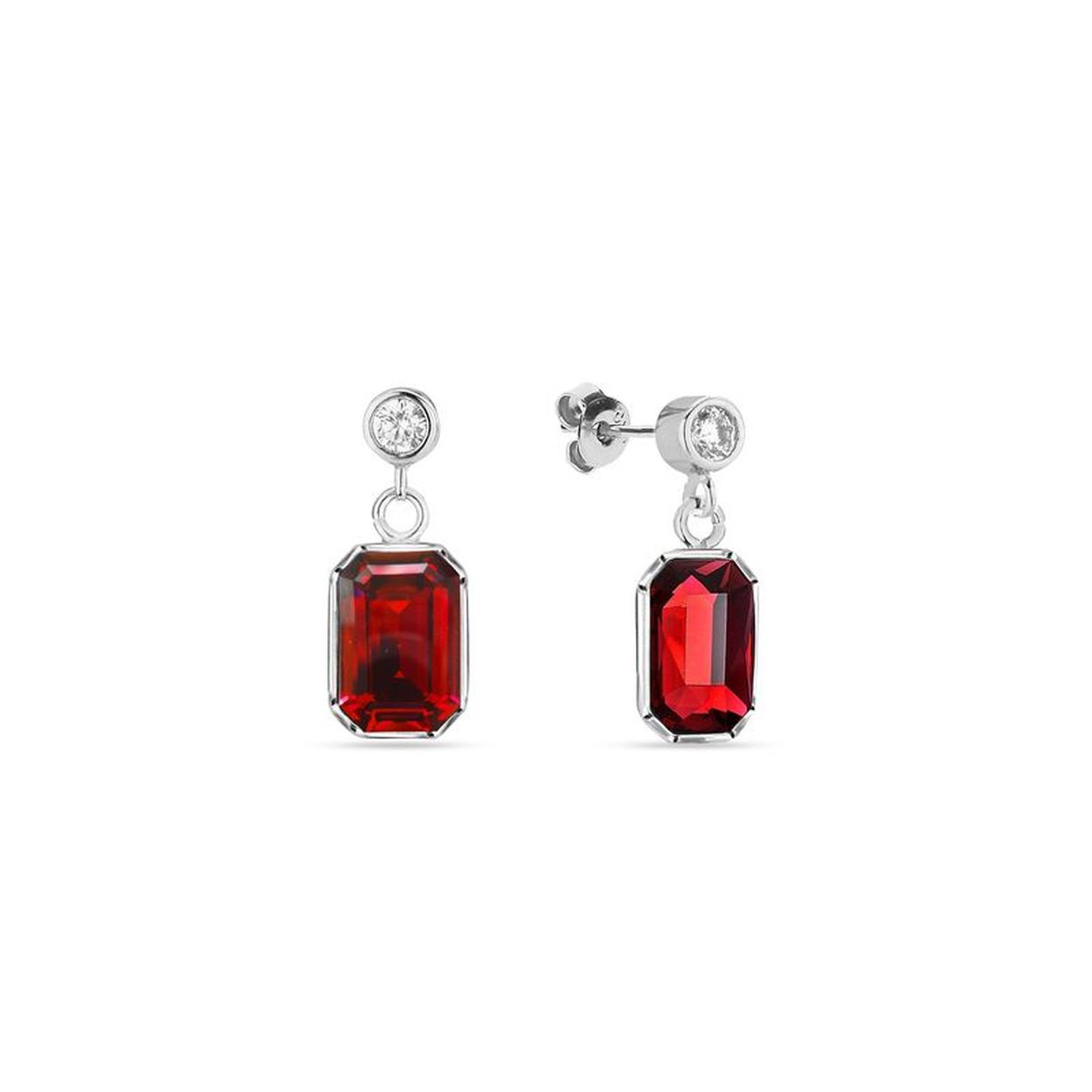 De Royal collectie van Spark heeft een koninklijk design waar u niet op uitgekeken zult raken. Dit sieraad is gemaakt van 925 sterling zilver, de allerbeste kwaliteit zilver, en is voorzien van meerdere Swarovski kristallen. De oorbellen bestaan uit een rond knopje met een klein kristal aan de voorkant, met daaronder een rechthoekig Scarlet Swarovski kristal dat mooi glinstert. Aan de achterkant zijn de oorbellen voorzien van een slanke steker die u gemakkelijk door uw oor steekt, met een handige sluiting.