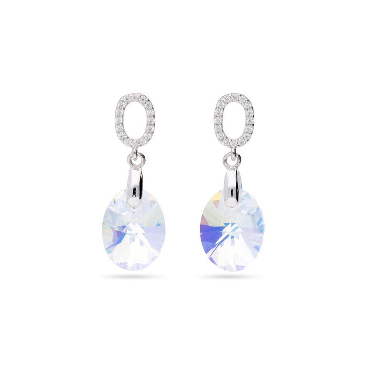 Deze Ribes Rubrum zilveren oorbellen zijn afkomstig van het merk Spark Jewelry. De oorbellen bestaan uit een ovaalvormig, opengewerkt zilveren plaatje dat aan de voorkant voorzien is van meerdere kleurloze kristallen. Daaronder hangt een zilveren oogje met daaraan een ovaalvormig lichtblauw "Man made Crystal" dat mooi glinstert. Aan de achterkant van het opengewerkte plaatje zit een slanke steker met een handige sluiting. Deze oorbellen zijn volledig gemaakt van 925 sterling zilver, de allerbeste kwaliteit zilver, en voorzien van een fijntjes gepolijst oppervlak dat mooi glanst. Spark Jewelry staat garant voor de mooiste sieraden die gebruik maken van de schitterende "Man made Crystals" .