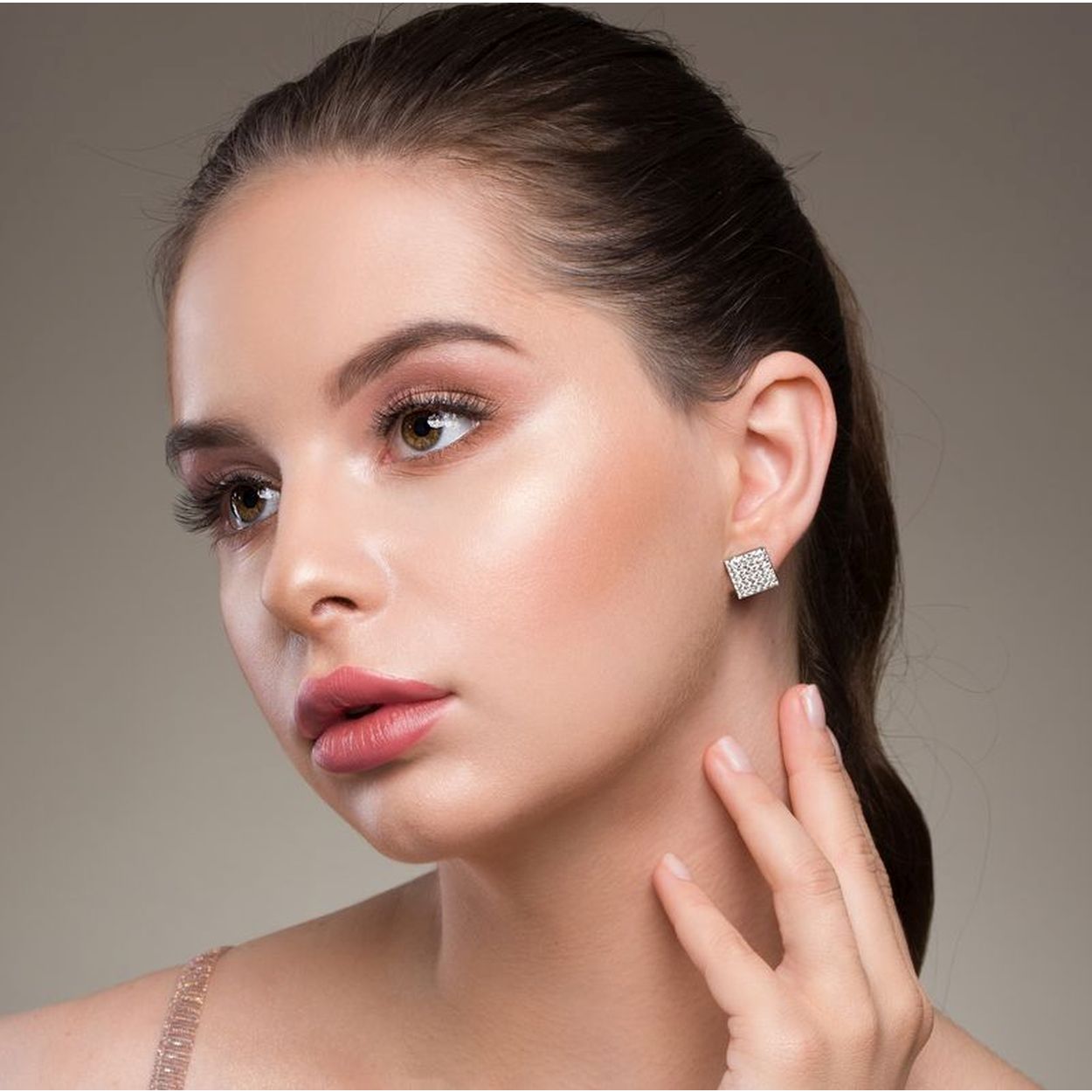 Maak je looks compleet met deze prachtige kristal Studs Oorbellen van SPARK Jewelry voor dames. De artikelcode is KFM6C.