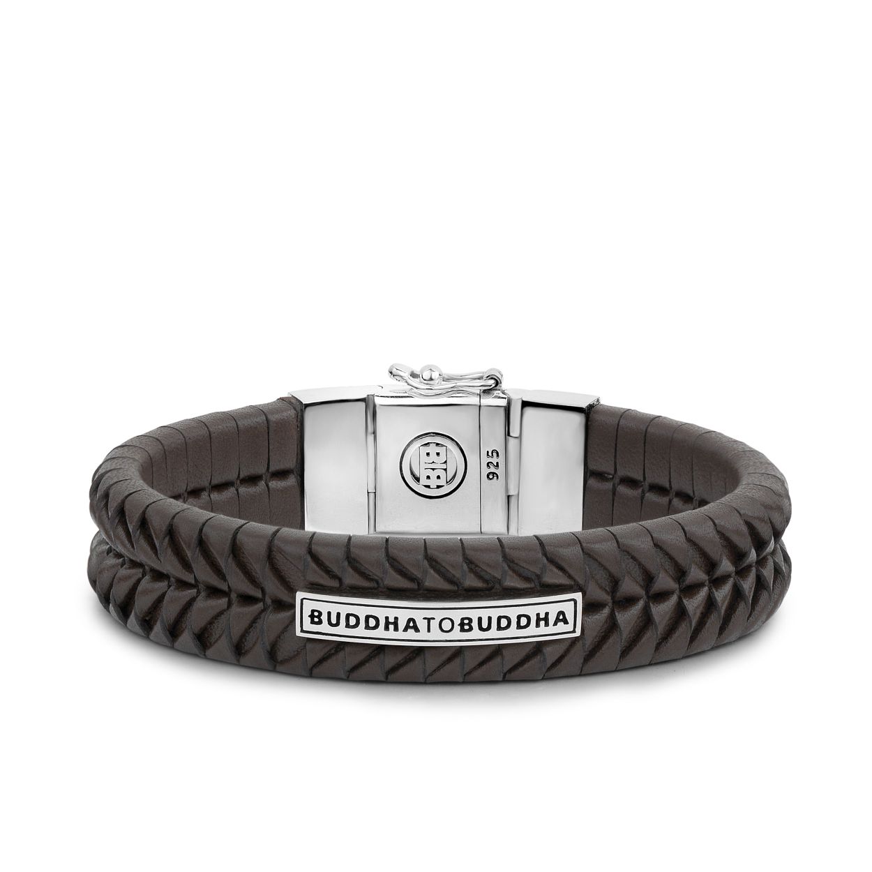 Een armband met een ambachtelijke geest. Komang is vernoemd naar onze gewaardeerde Balinese tovenaar in het weven van leer. De bruine leren armband kenmerkt zich door prachtige symmetrische details en een zilveren sluiting. Handgemaakt en tijdloos zoals alle Buddha to Buddha sieraden. De Komang is breder dan de Komang Small armband.